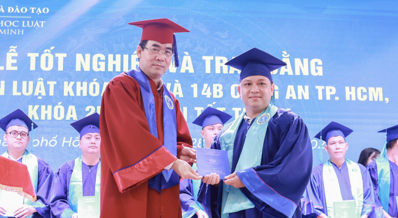 le-truong-son-trao-bang-tn-1.png