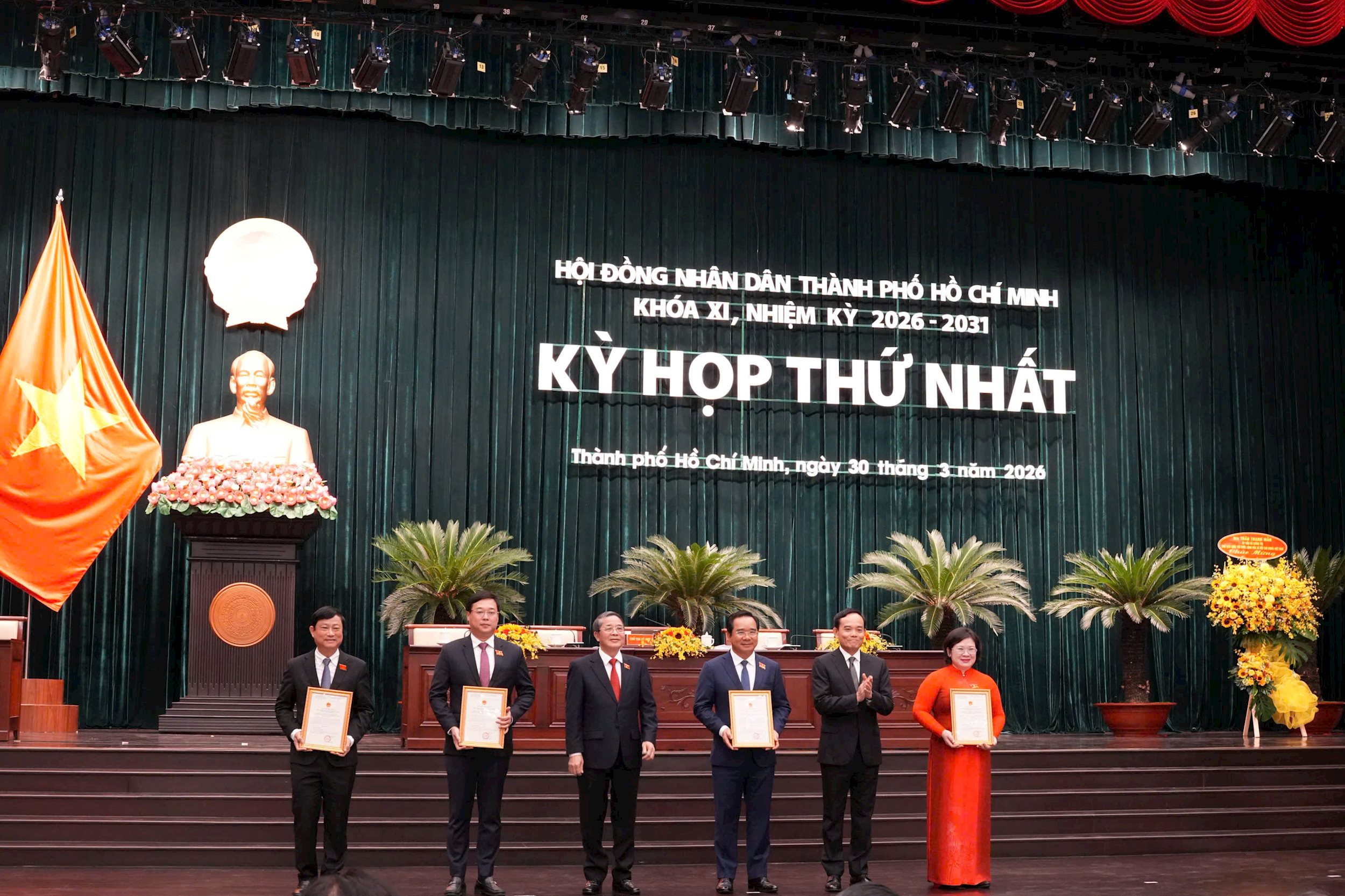 trao-giay-chung-nhan-2.jpg