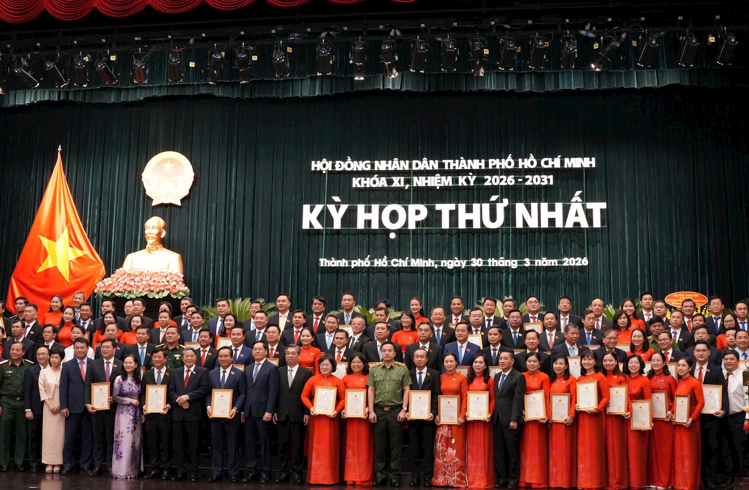 trao-giay-chung-nhan.jpg