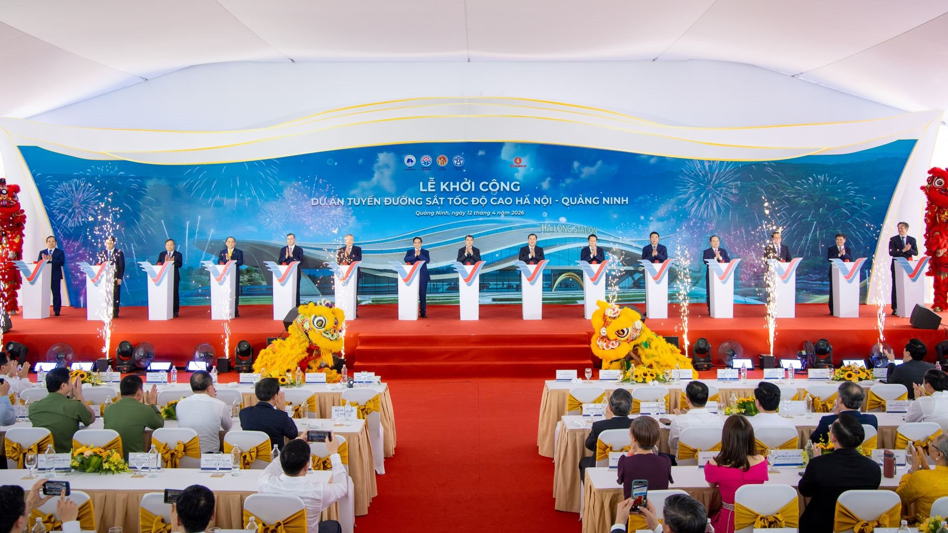a4.-thu-tuong-chinh-phu-le-minh-hung-va-cac-dai-bieu-thuc-hien-nghi-thuc-nhan-nut-khoi-cong-du-an-tuyen-duong-sat-toc-do-cao-ha-noi-quang-ninh..jpg