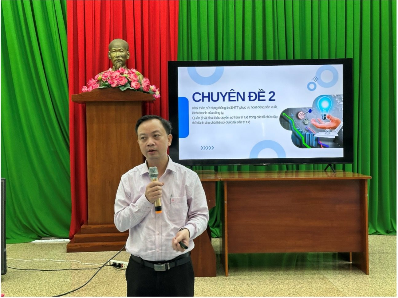ong-tran-giang-khue.jpg