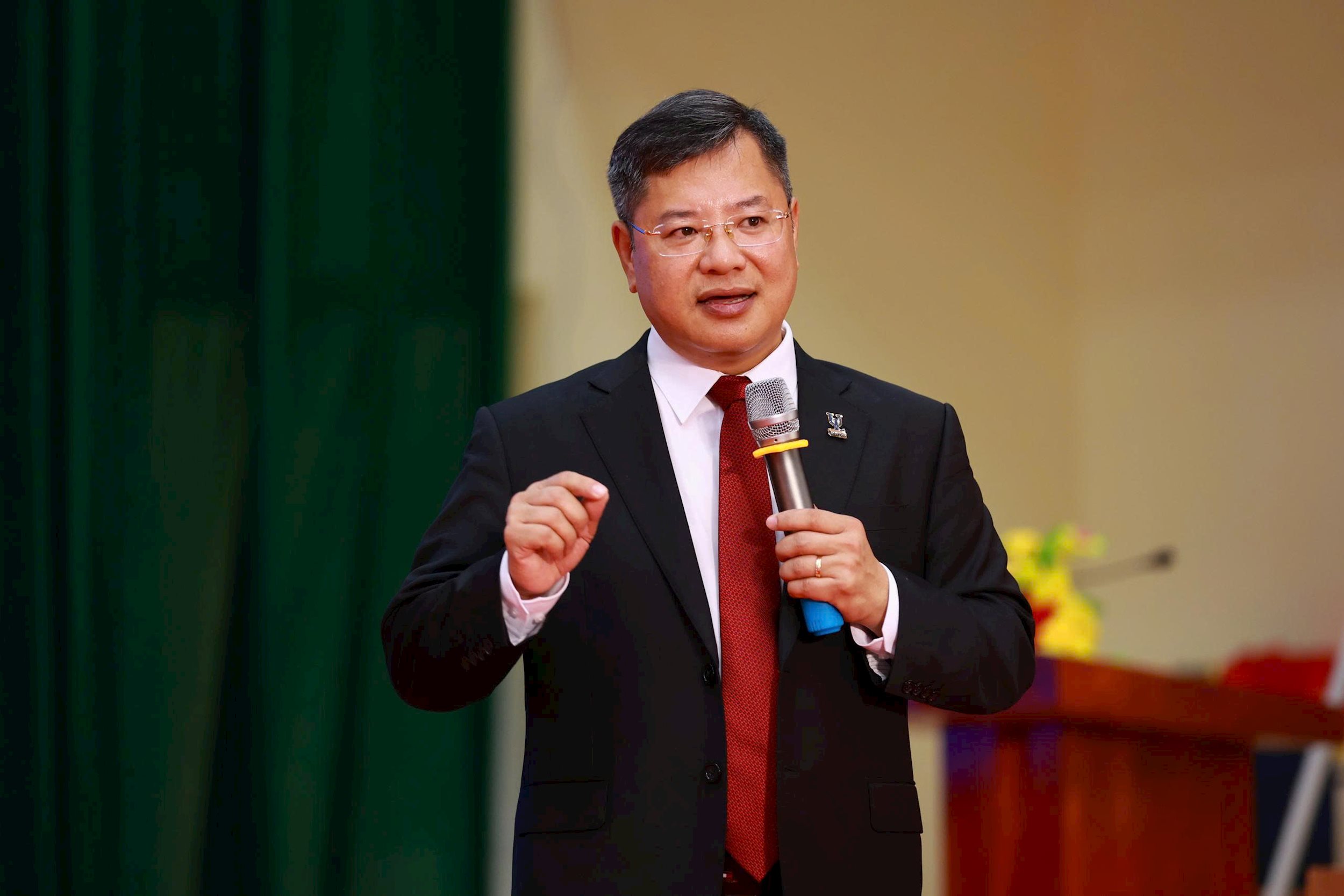 ths-vu-dinh-le-pho-truong-phong-phu-trach-phong-tu-van-tuyen-sinh.jpg