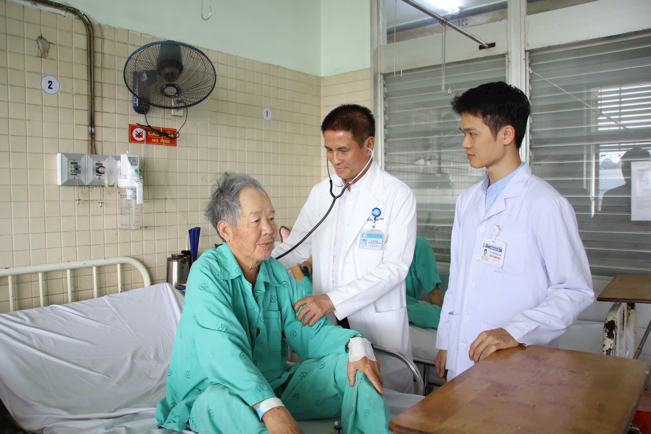 hinh-2-ttut.ts.bs-lam-van-nut-truong-khoa-phau-thuat-mach-mau-benh-vien-cho-ray-tham-nguoi-benh.jpg