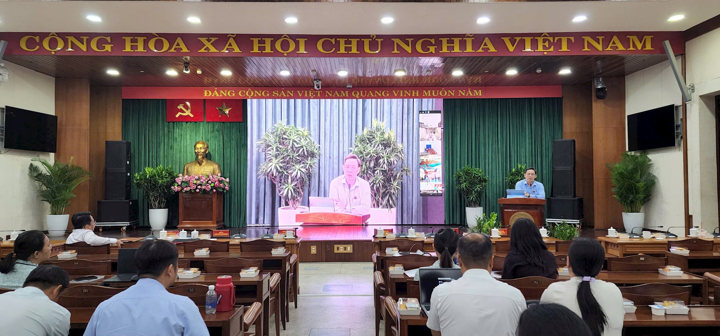 ong-nguyen-quoc-tri-pho-chanh-van-phong-doan-dbqh-va-hdnd-trao-doi-thong-tin-tai-hoi-nghi.jpg