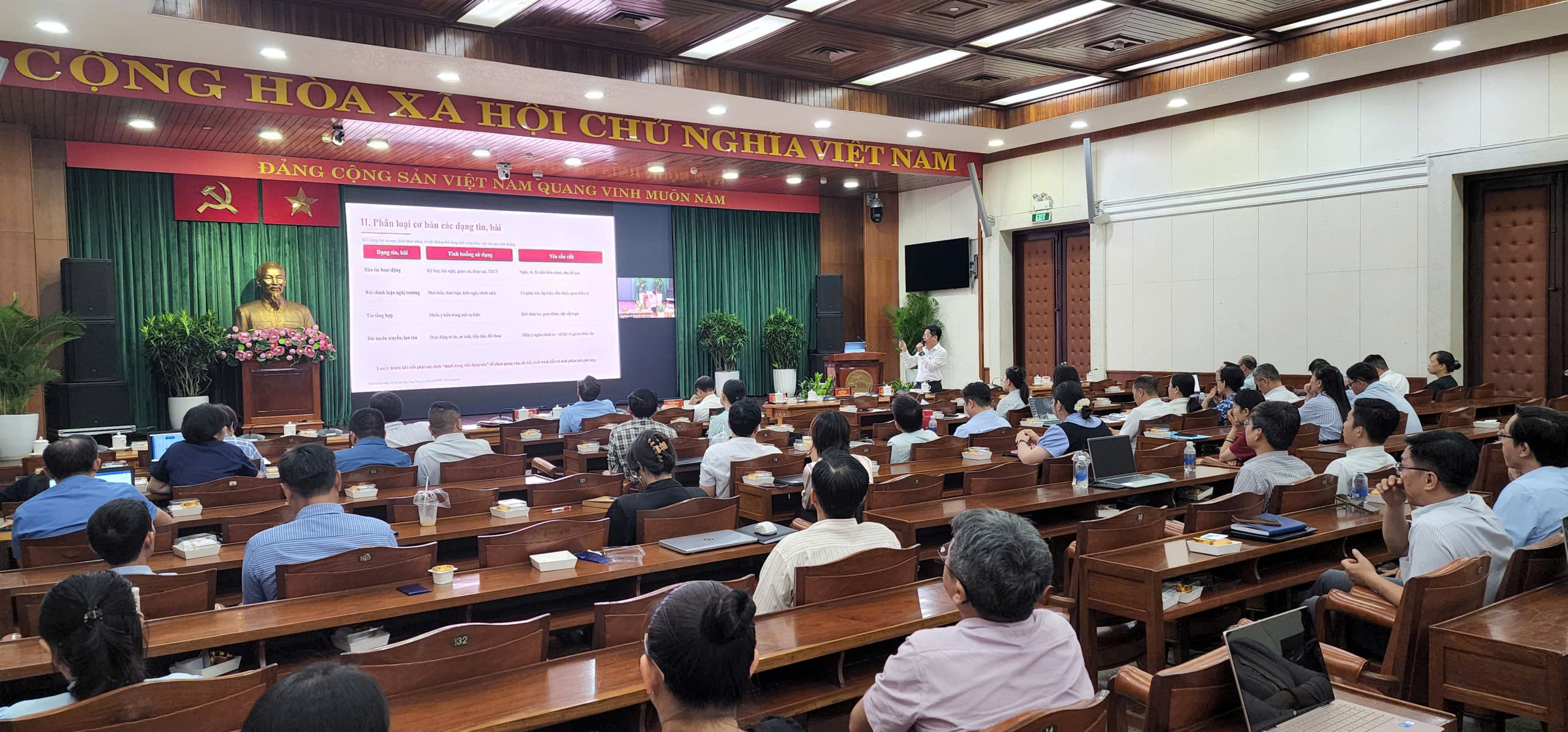 tien-si-chau-vu-pho-chanh-van-phong-doan-dbqh-va-hdnd-tap-huan-ky-nang-viet-tin-bai-tai-hoi-nghi.jpg