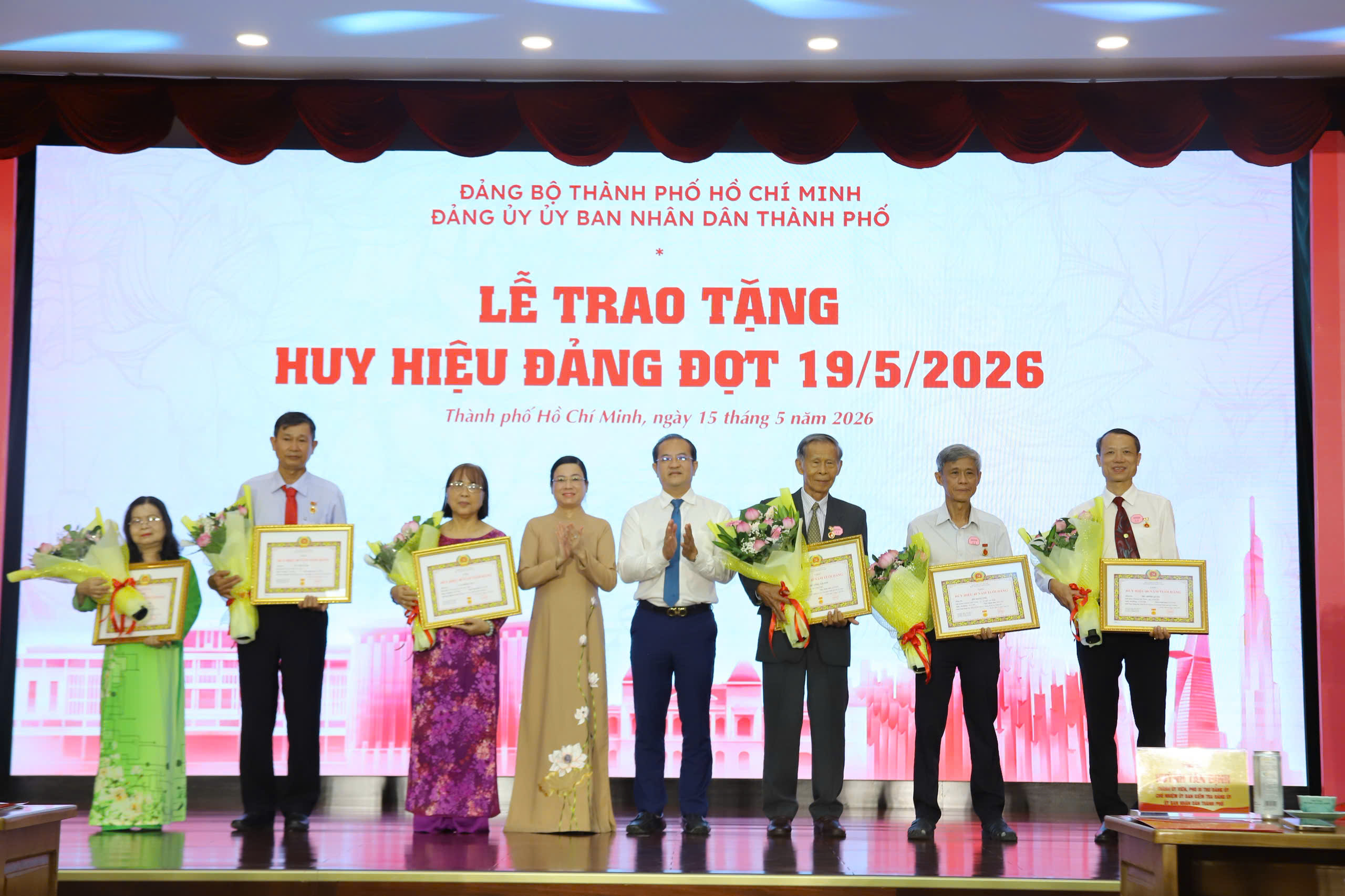 trao-huy-hieu-1.jpg