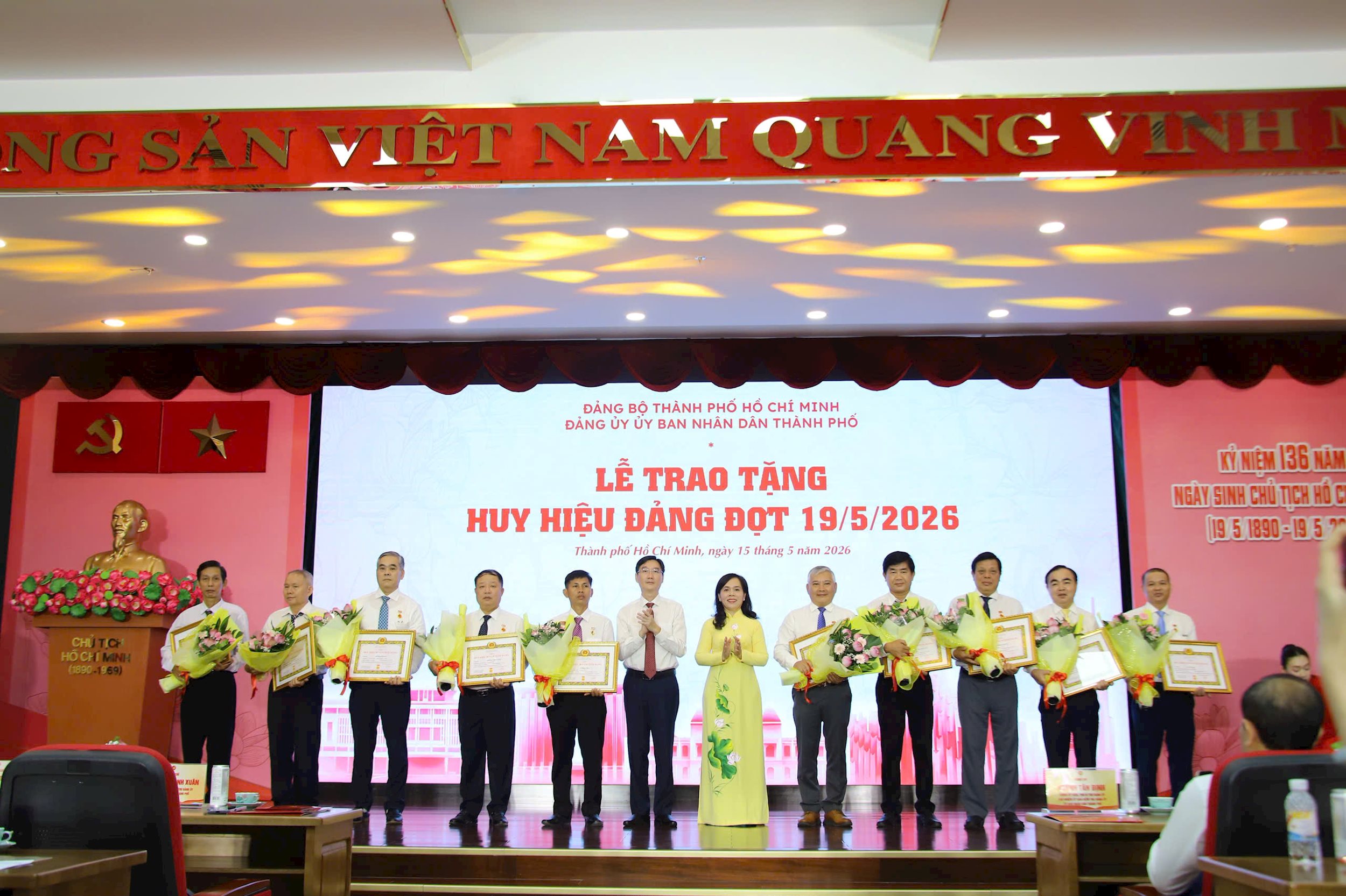 trao-huy-hieu-2.jpg