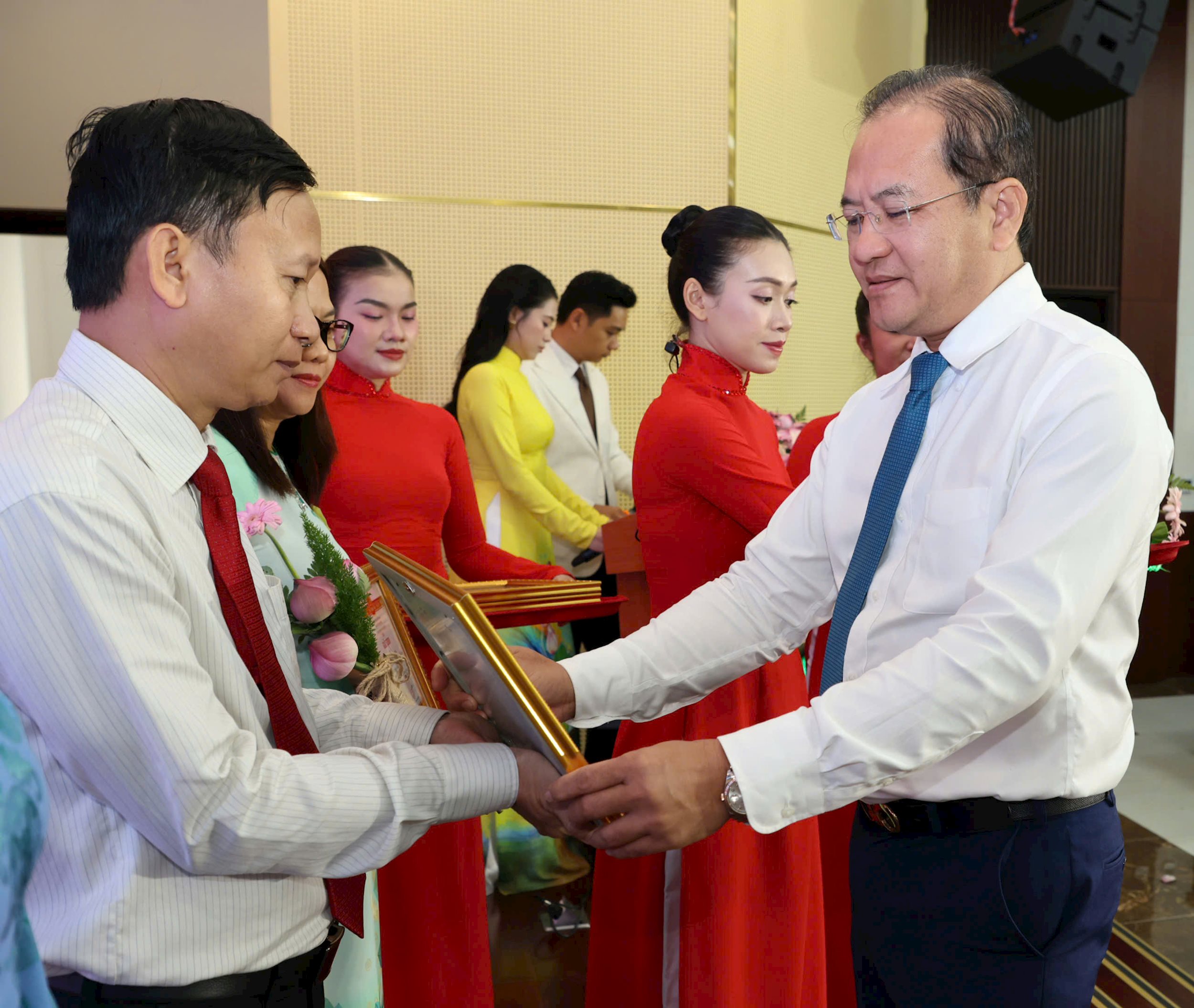 trao-khen-thuong.jpg