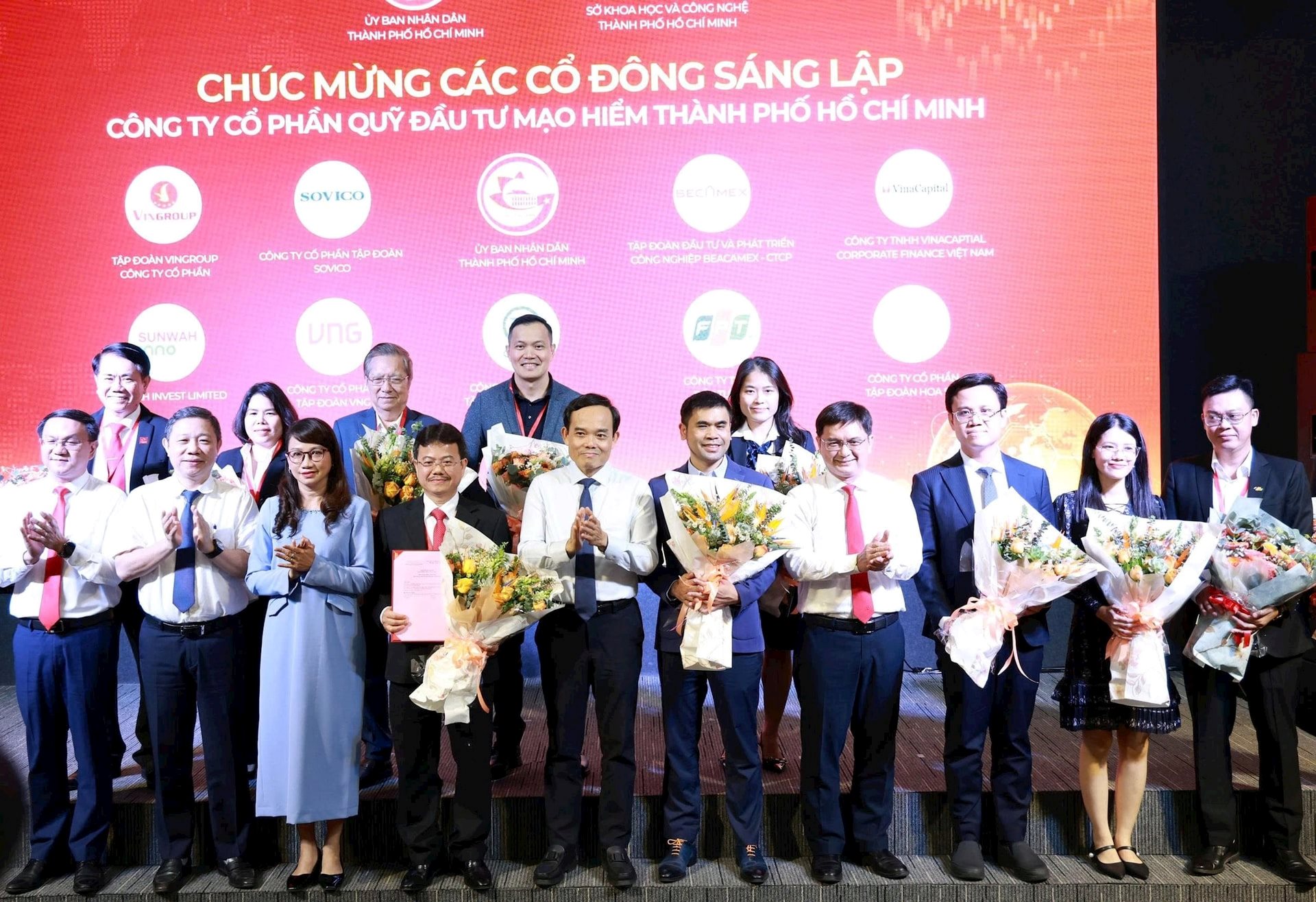 hinh-1-ong-tran-luu-quang-uy-vien-bo-chinh-tri-bi-thu-thanh-uy-tp.hcm-tang-hoa-chuc-mung-cac-co-dong-sang-lap-quy-dau-tu-mao-hiem-tphcmjpg.jpg