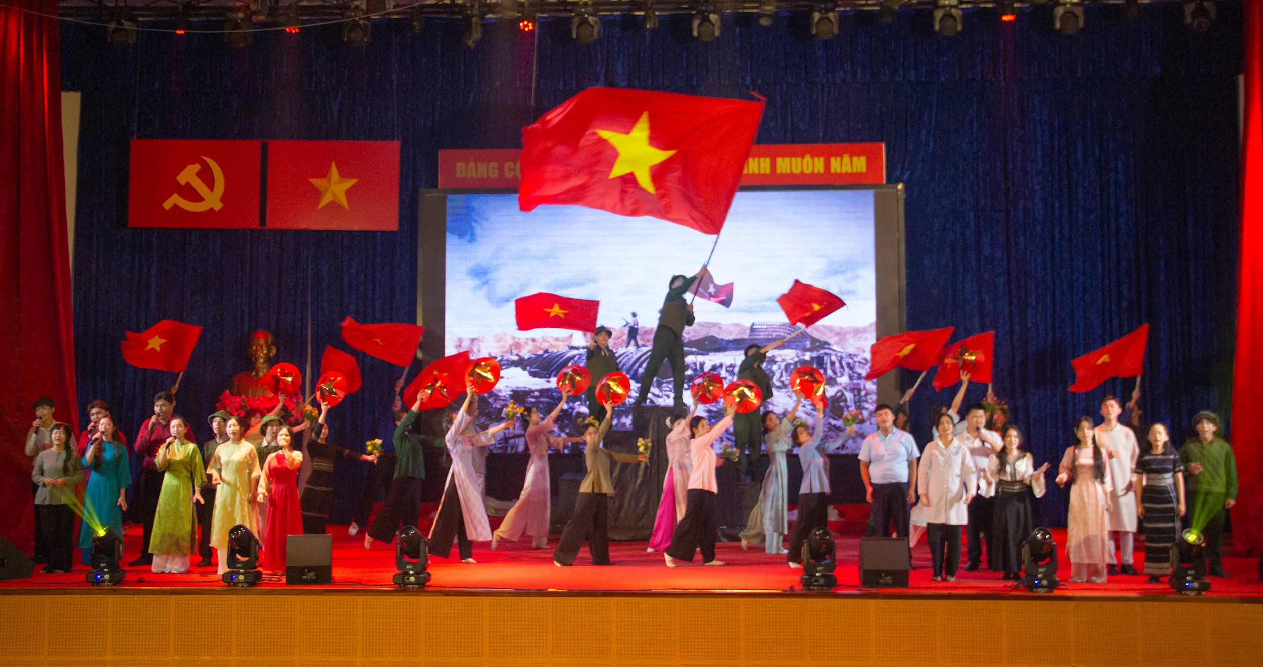 lien-hoan-kich-noi-hcmue-1.jpg