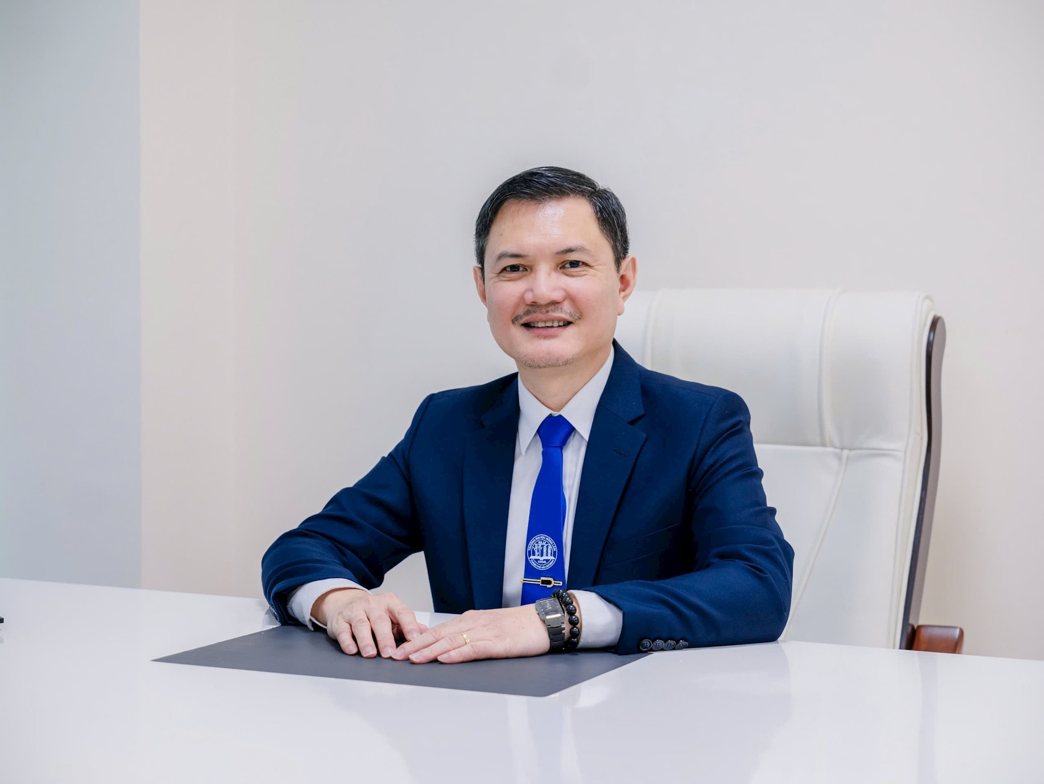 hieu-truong-truong-dai-hoc-nong-lam-tphcm.jpg