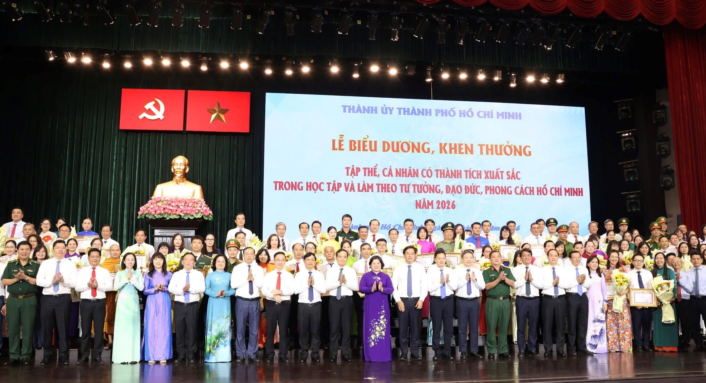 tp.hcm-bieu-duong-khen-thuong-tap-the-ca-nhan-hoc-tap-va-lam-theo-bac-ho.jpg