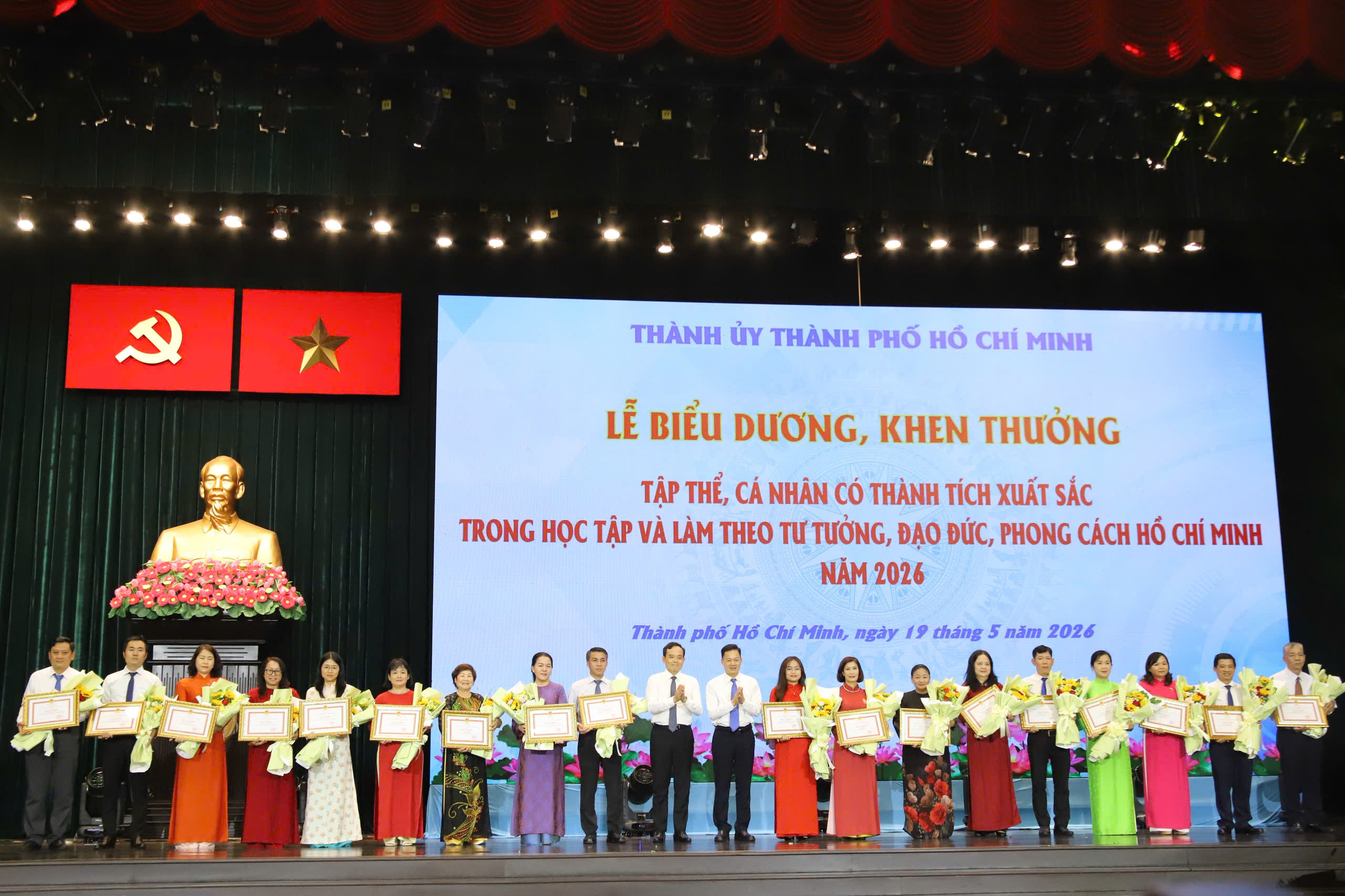 tp.hcm-bieu-duong-khen-thuong-tap-the-ca-nhan-hoc-tap-va-lam-theo-bac-ho2.jpg