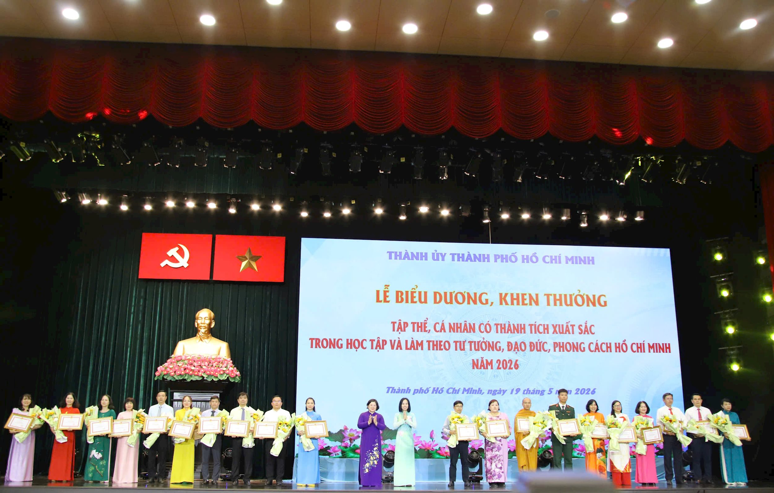 tp.hcm-bieu-duong-khen-thuong-tap-the-ca-nhan-hoc-tap-va-lam-theo-bac-ho3.jpg
