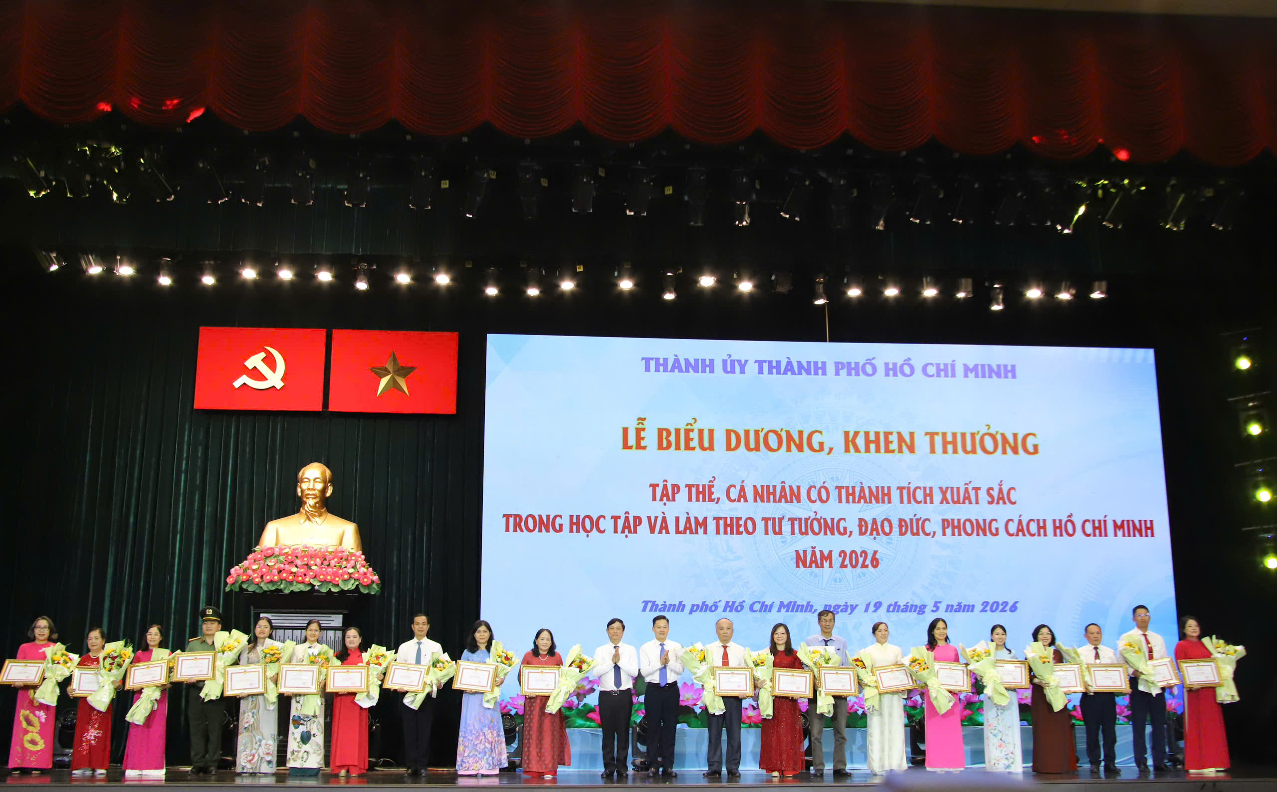 tp.hcm-bieu-duong-khen-thuong-tap-the-ca-nhan-hoc-tap-va-lam-theo-bac-ho5.jpg