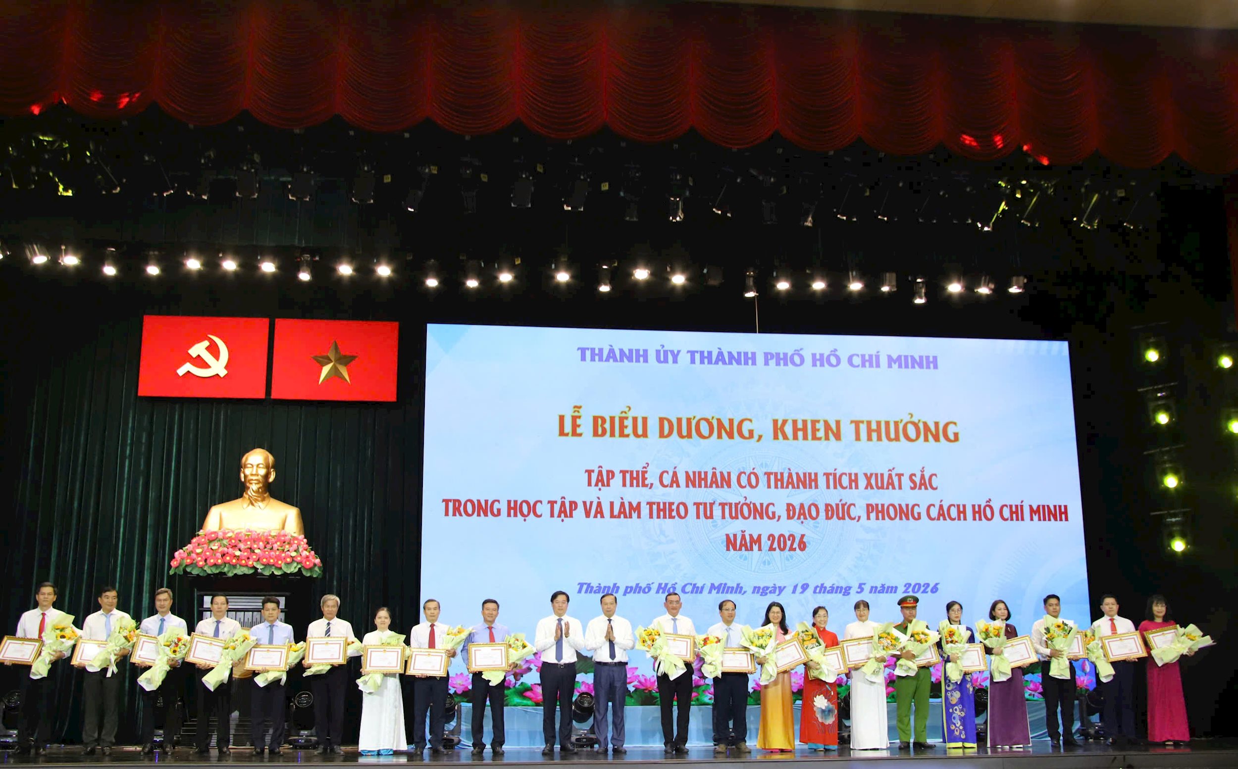 tp.hcm-bieu-duong-khen-thuong-tap-the-ca-nhan-hoc-tap-va-lam-theo-bac-ho6.jpg