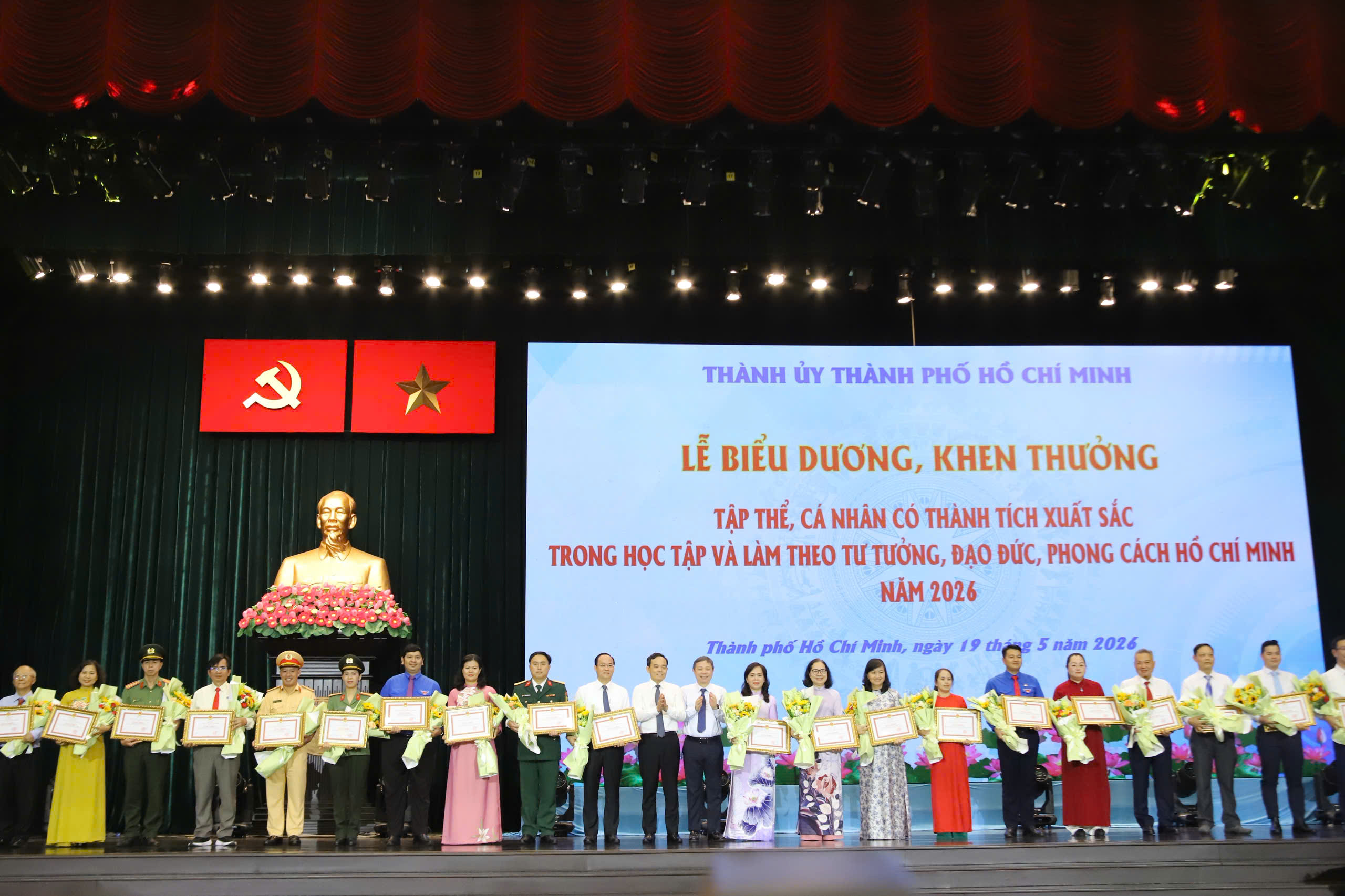 tp.hcm-bieu-duong-khen-thuong-tap-the-ca-nhan-hoc-tap-va-lam-theo-bac-ho7.jpg