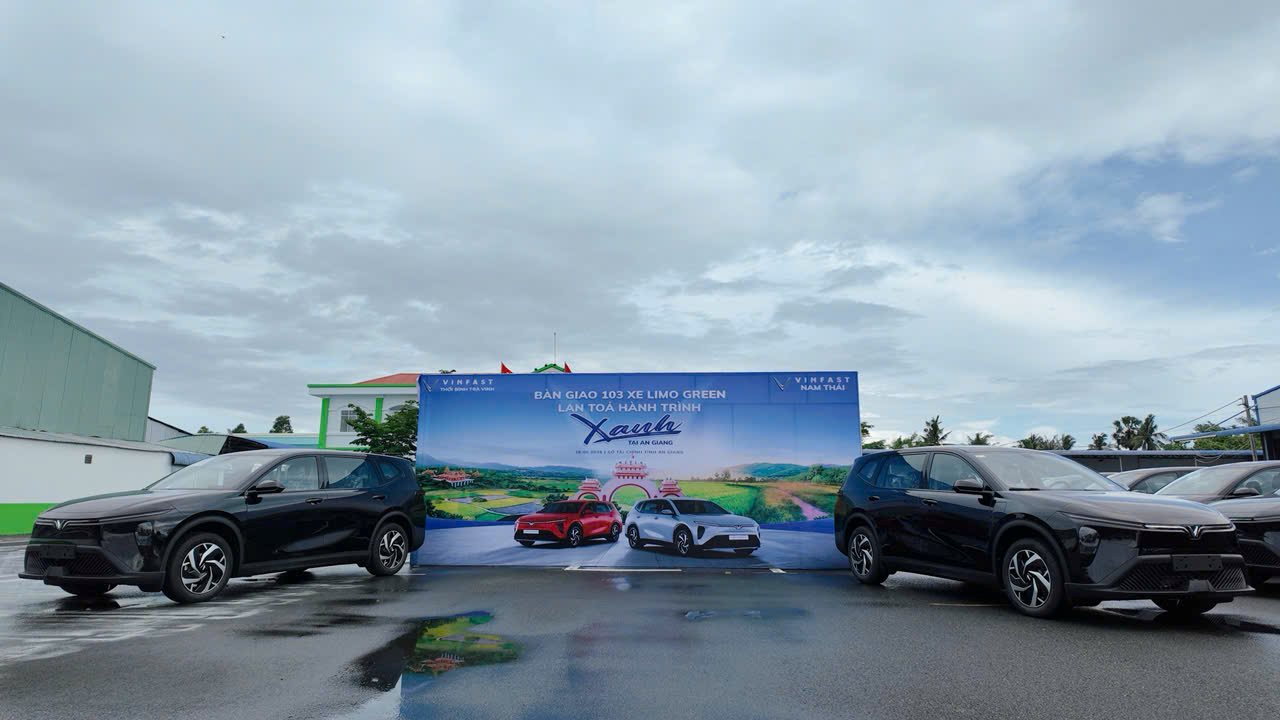ban-giao-103-xe-limo-green-cho-tinh-an-giang-1.jpg