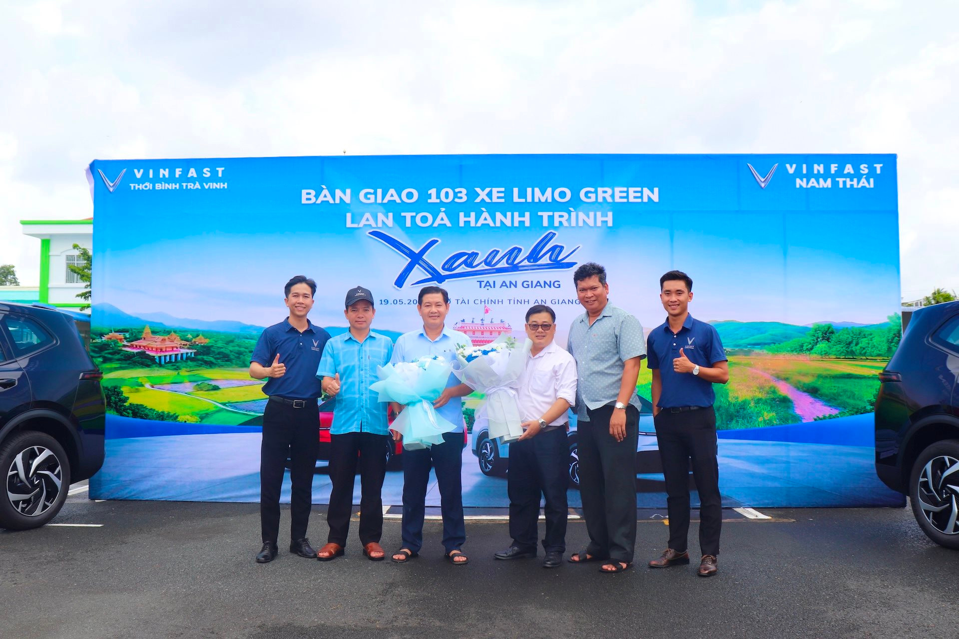 ban-giao-103-xe-limo-green-cho-tinh-an-giang-2.jpg