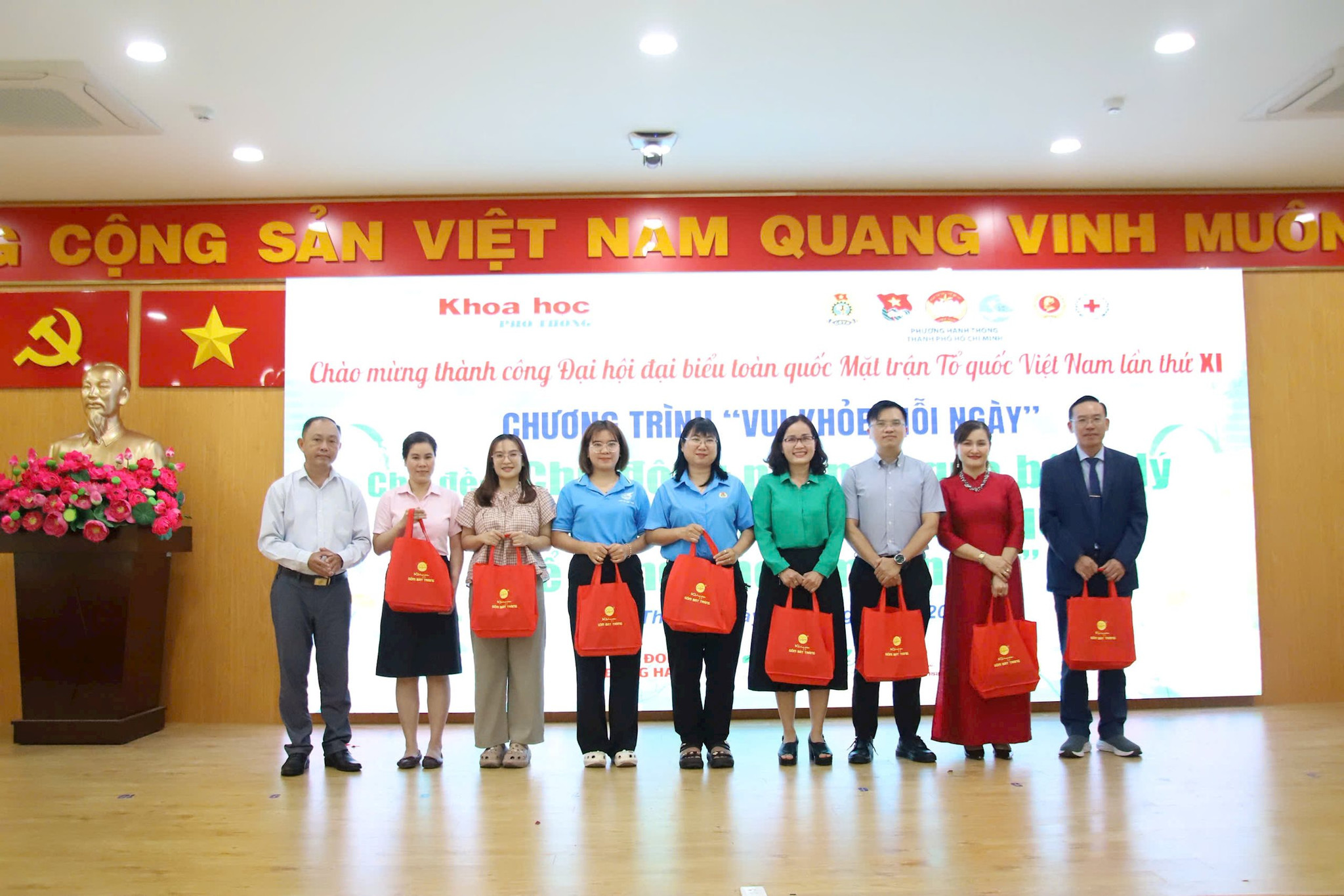 gom-bat-trang-tang-qua.jpg