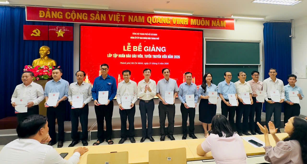 le-be-giang-trao-giay-chung-nhan.jpg