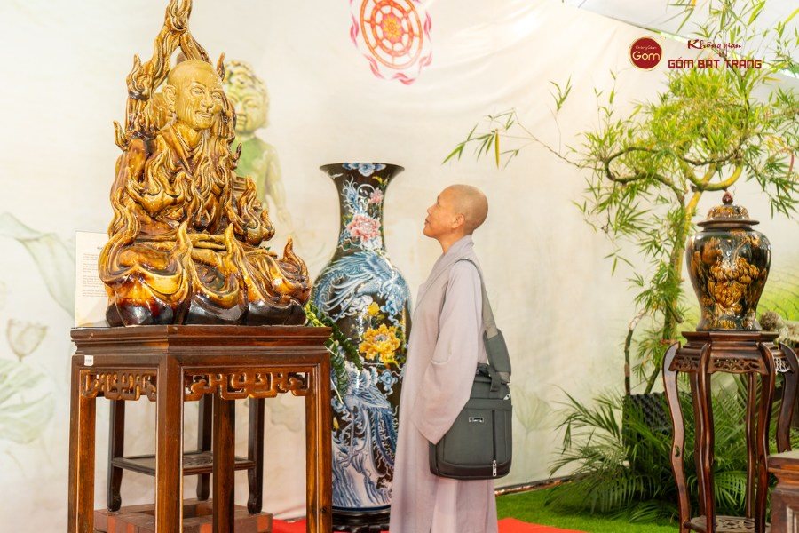 nghe-thuat-phat-giao-tren-gom-su-pr.jpg