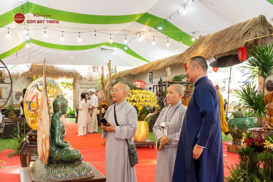tham-quan-trien-lam-nghe-thuat-phat-giao-tren-gom-su.jpg