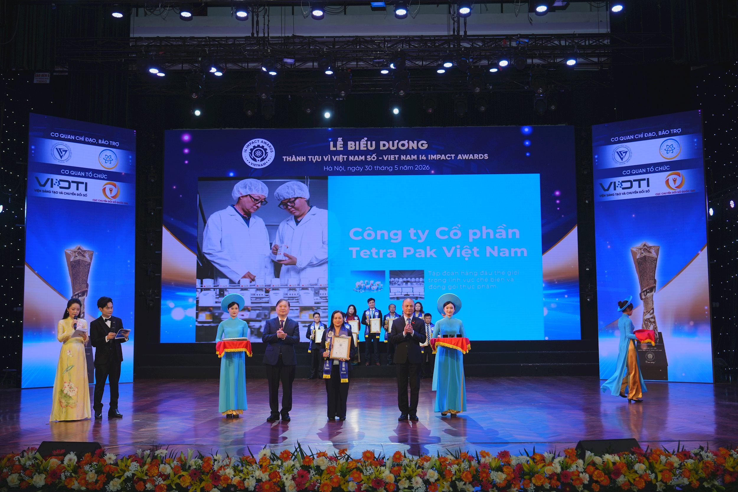 ba-nguyen-thanh-giang1-tong-giam-doc-tetra-pak-viet-nam-nhan-giai-tai-su-kien-.jpeg
