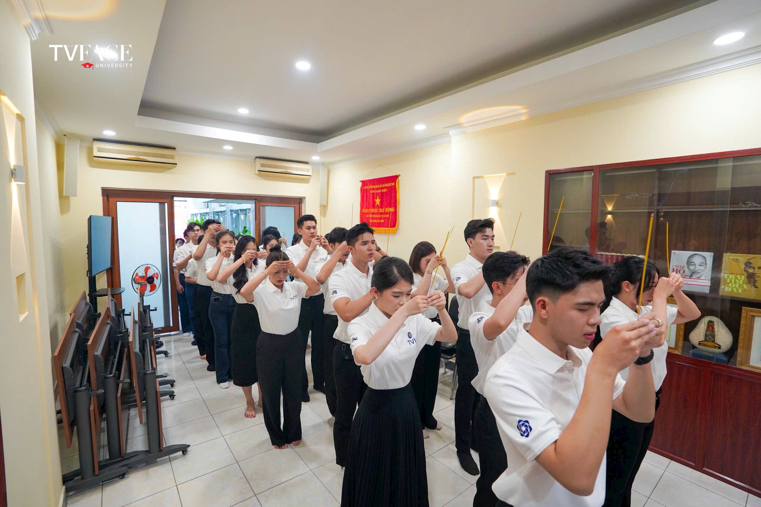 cac-hoc-vien-the-tvface-university-2026-thanh-kinh-dang-huong-dang-hoa-chu-tich-ho-chi-minh-truoc-khi-buoc-vao-hanh-trinh-hoc-tap-va-ren-luyen-tai-tvface-campus..jpg