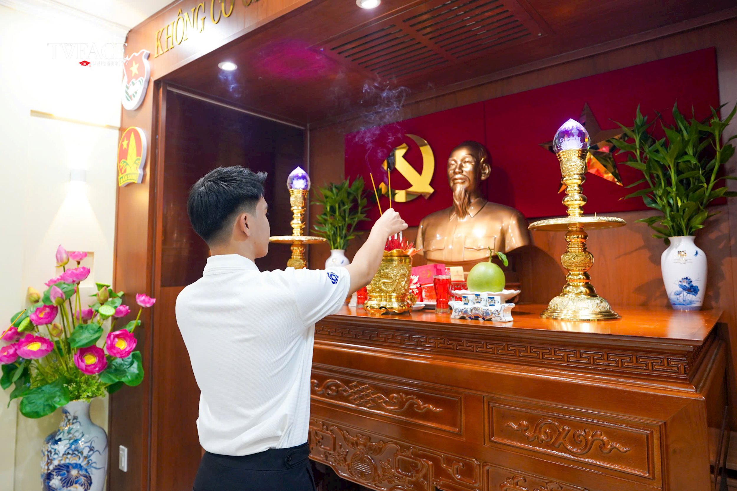 hoat-dong-dang-huong-dang-hoa-chu-tich-ho-chi-minh-la-hoat-dong-y-nghia-trong-khuon-kho-the-tvface-university-2026-gop-phan-giao-duc-truyen-thong-va-boi-dap-ly-tuong-cho-the-he-tre..jpg