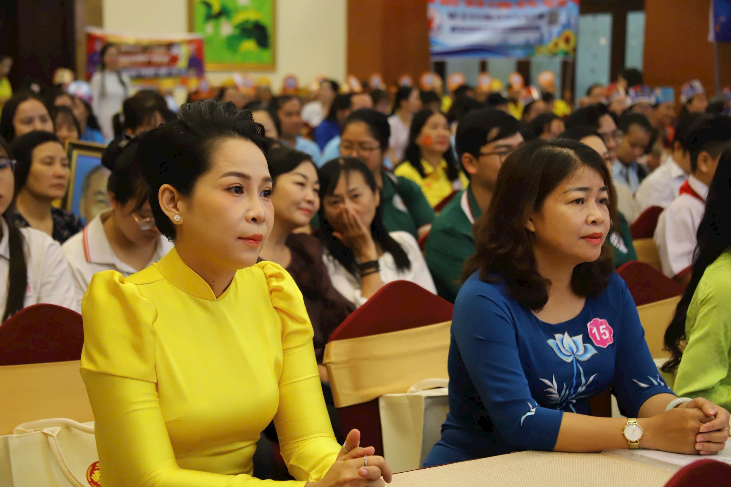 thi-sinh-hoi-nghi-bao-cao-vien-gioi-1.jpg