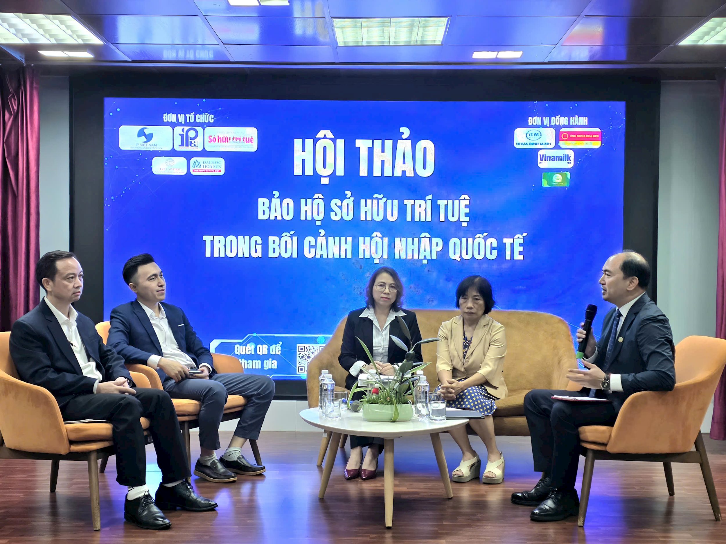 cac-dien-gia-tai-toa-dam.jpg