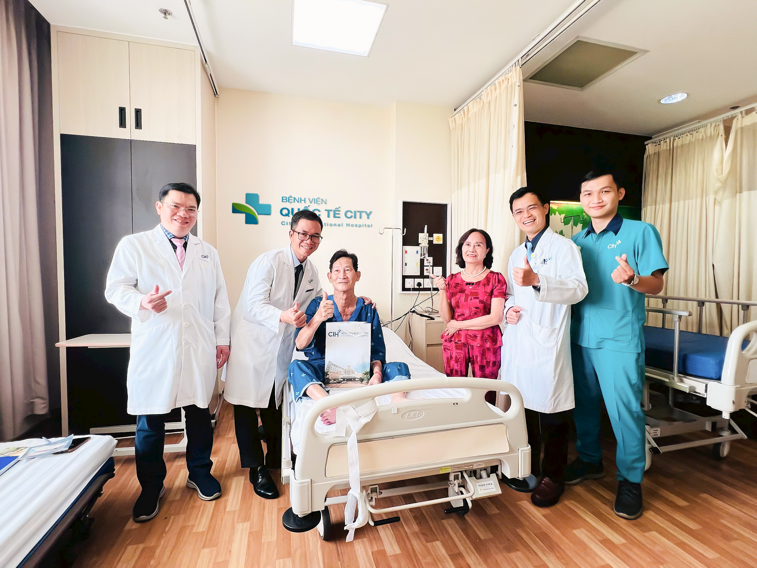 giam-doc-y-khoa-va-kip-bs-dieu-tri-ca-benh-huynh-nhung-70t.png