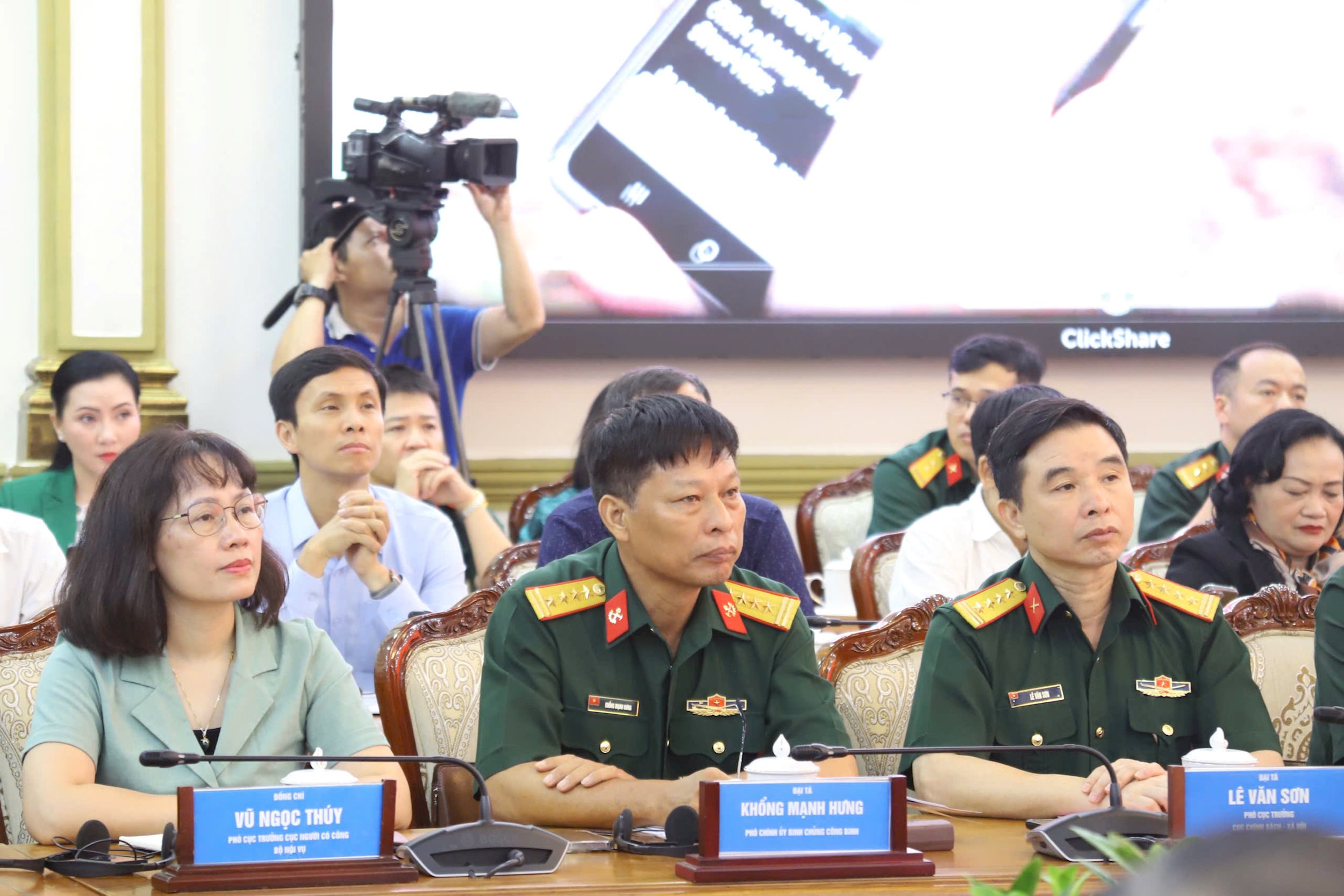 dai-bieu-du-1.jpg