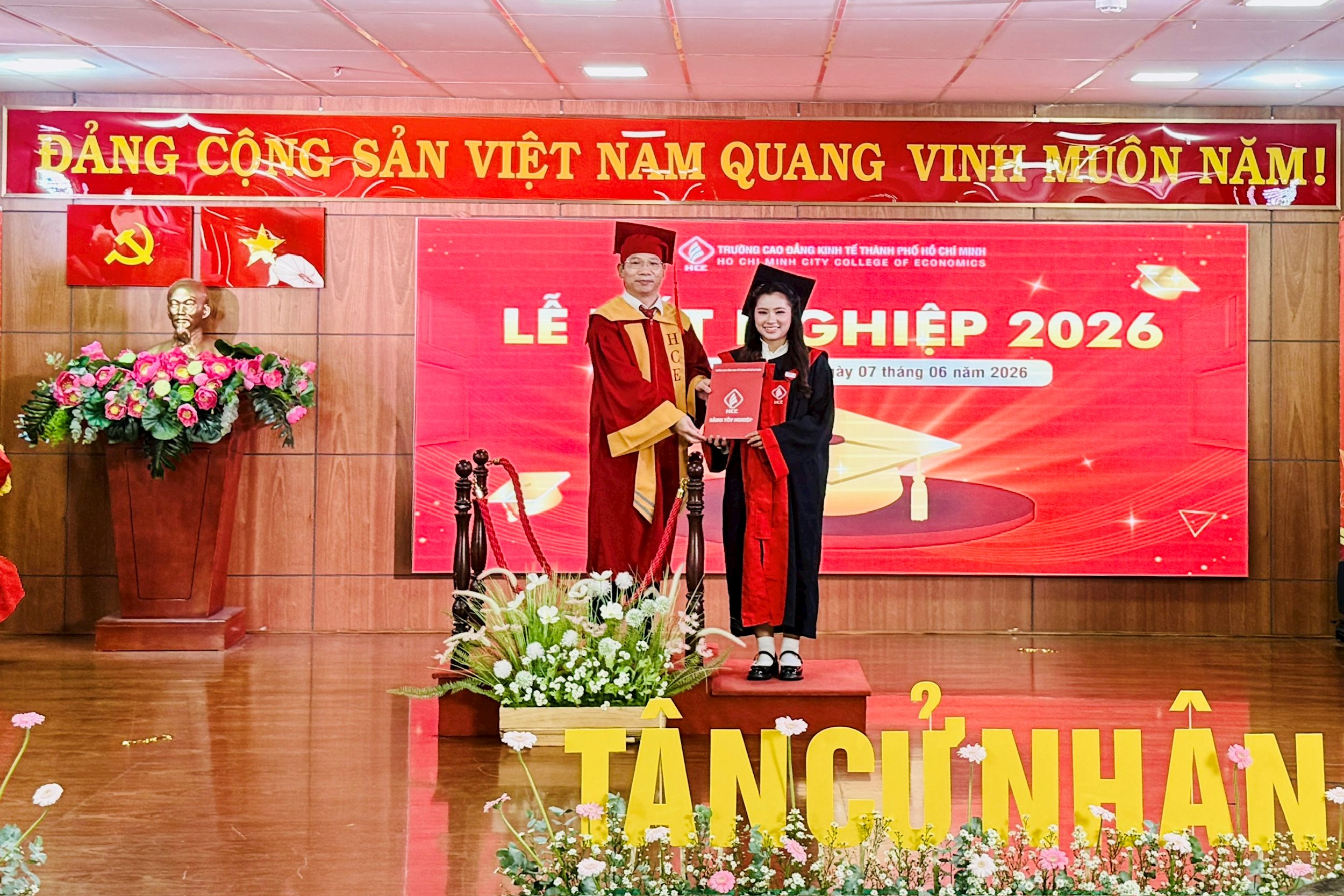 ths-tran-van-tu-hieu-truong-trao-bang.jpg