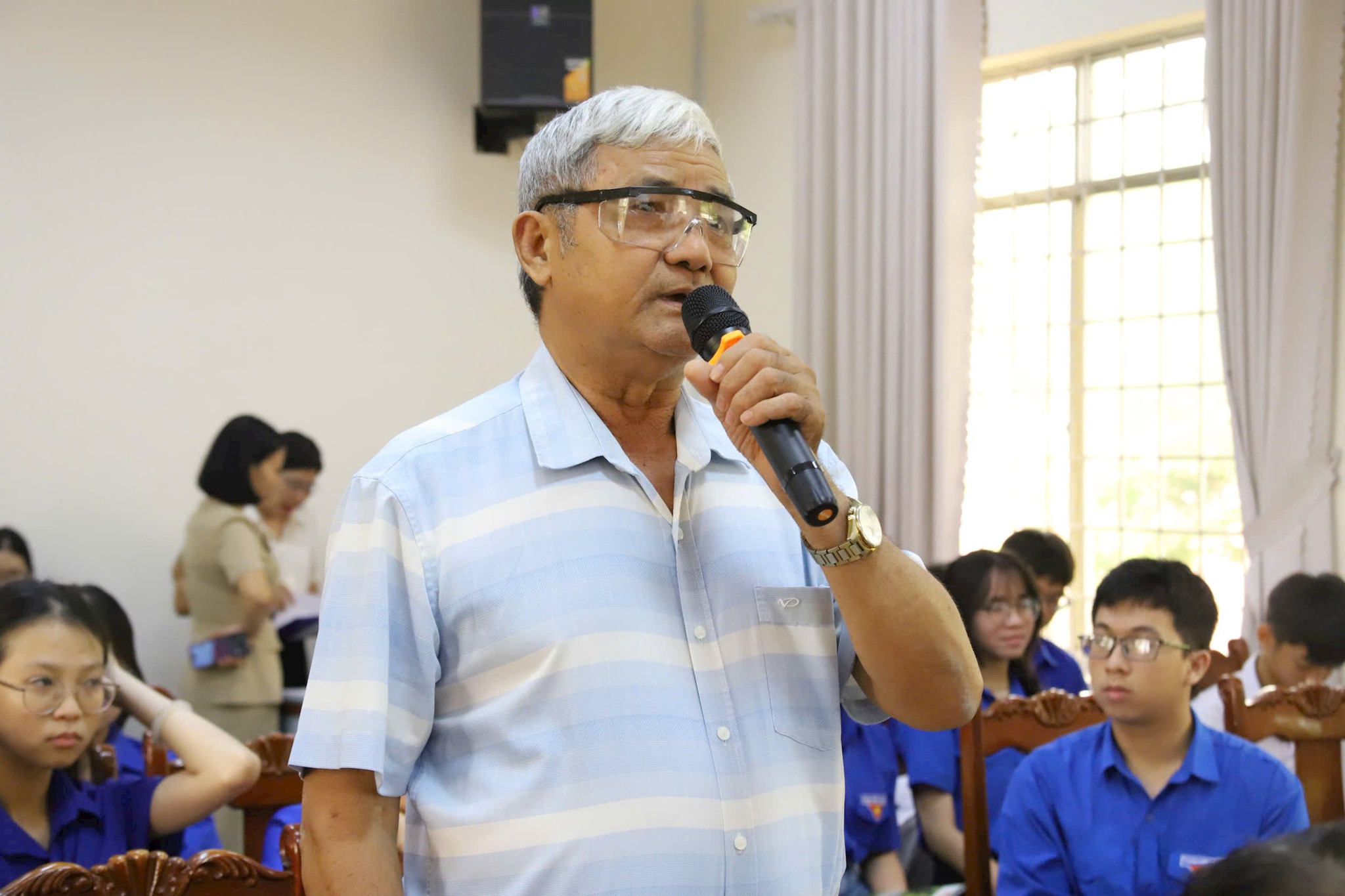 nguoi-dan-dat-cau-hoi-1.jpg