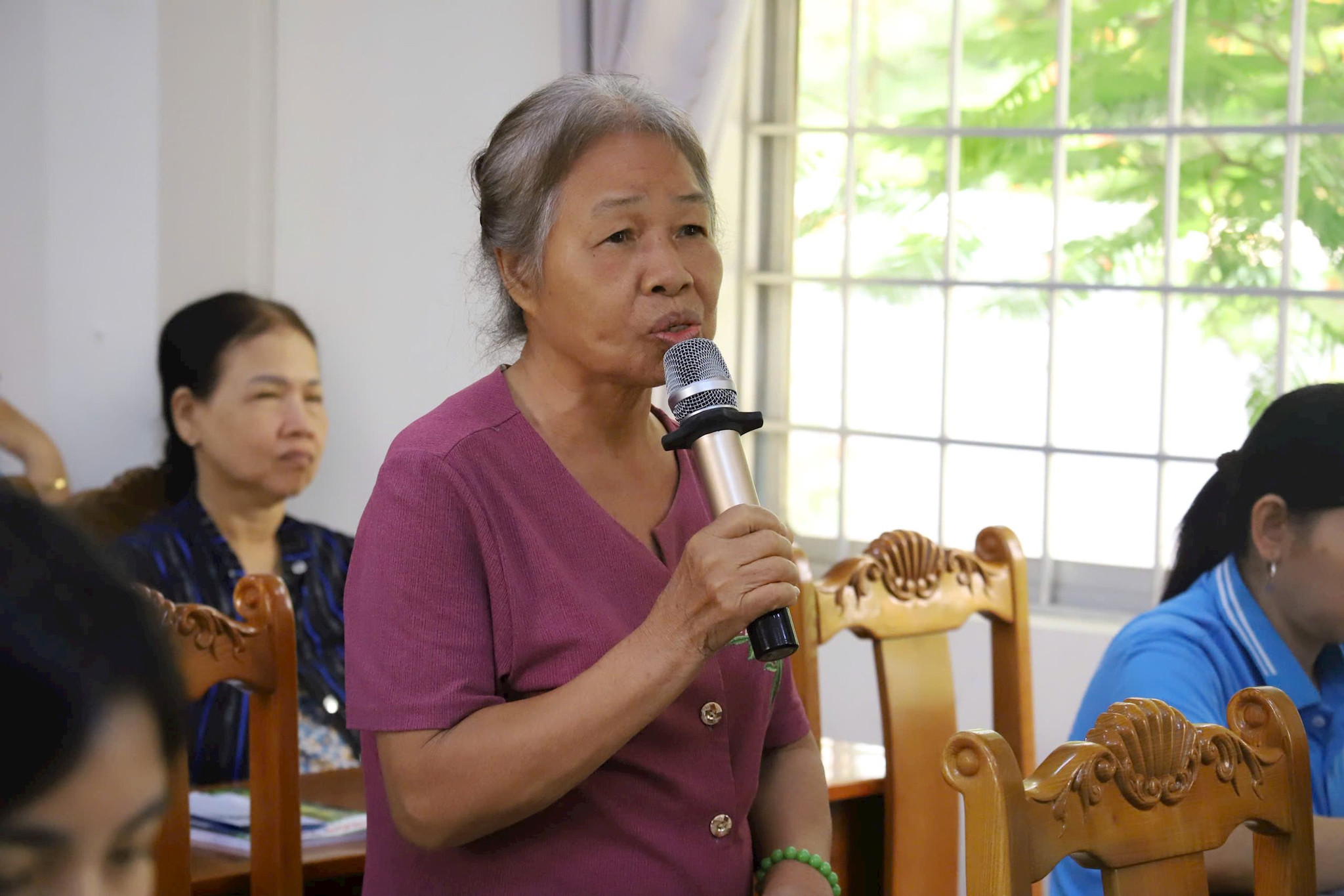 nguoi-dan-dat-cau-hoi.jpg