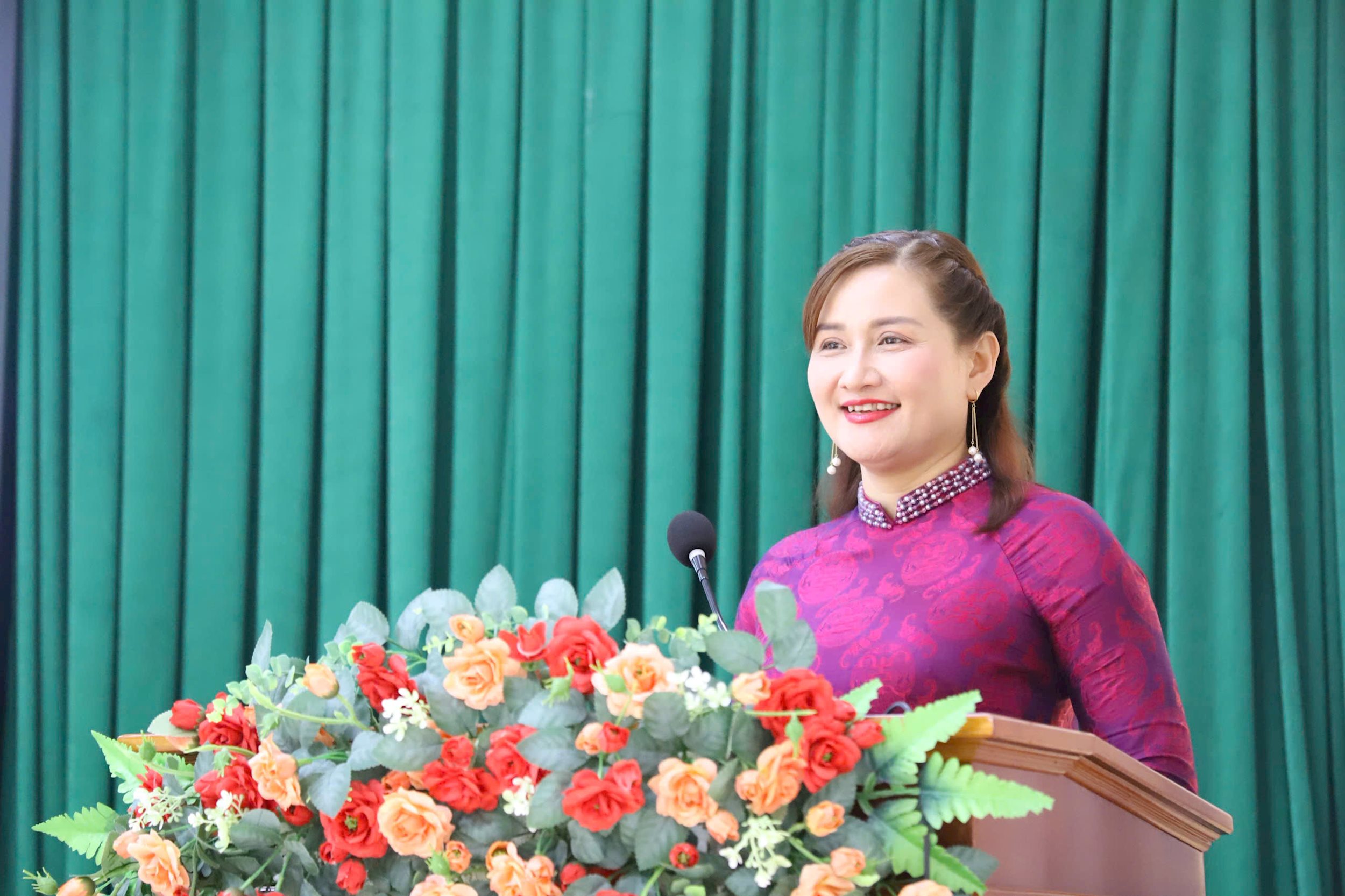 nha-bao-bui-huong-phat-bieu-1.jpg