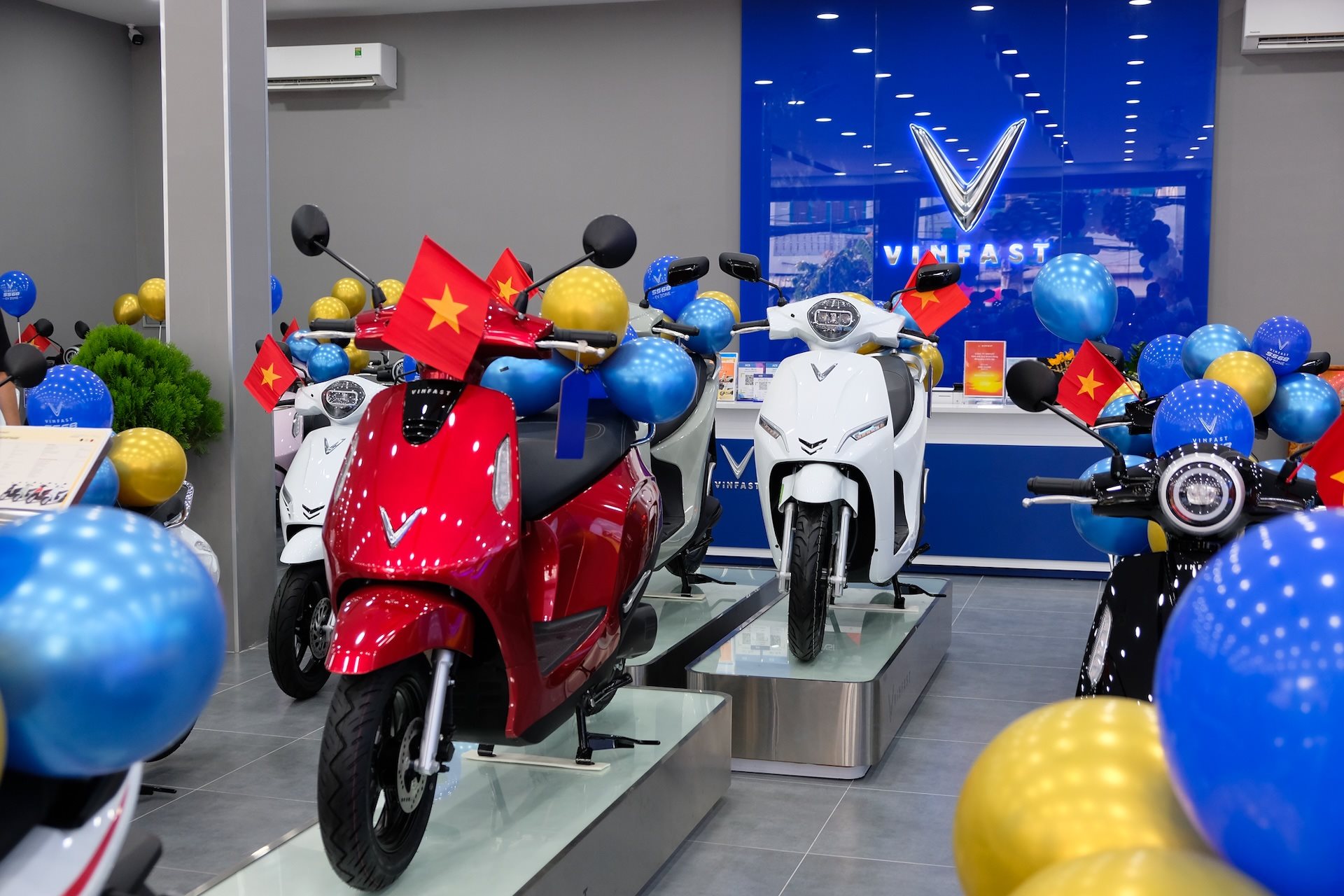 vf-khai-truong-66-dai-ly-xe-may-dien-1.jpeg