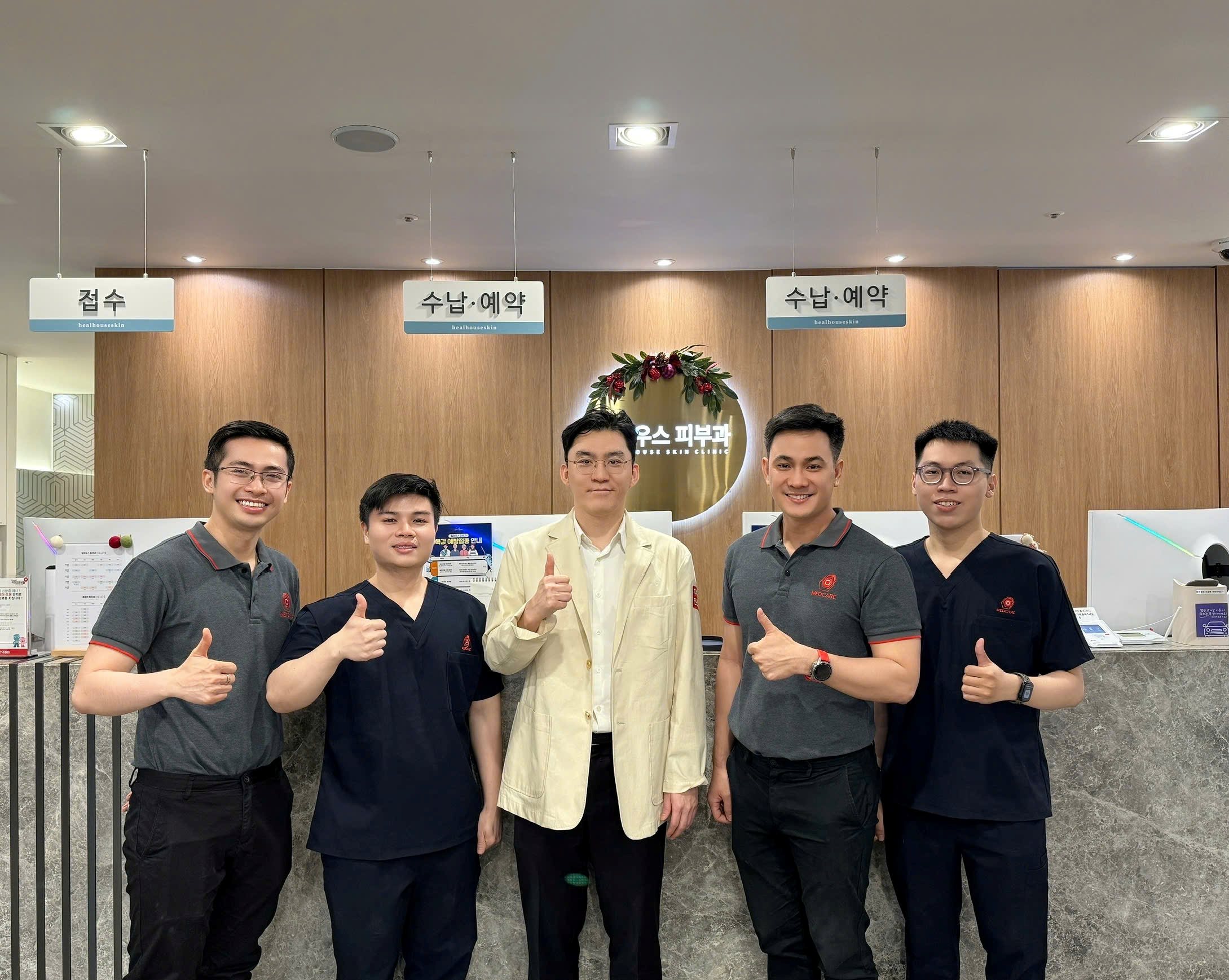 cac-bac-si-trung-tam-nghien-cuu-va-dieu-tri-bach-bien-medcare-trao-doi-chuyen-mon-va-cap-nhat-cac-tien-bo-trong-dieu-tri-bach-bien-cung-gs-jung-min-bae-han-quoc-.jpg