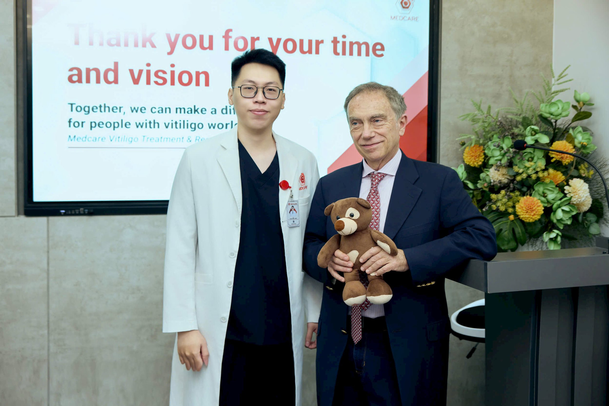 gs-giovanni-leone-y-den-tham-va-trao-doi-chuyen-mon-voi-trung-tam-nghien-cuu-va-dieu-tri-bach-bien-medcare-mo-ra-cac-co-hoi-hop-tac-trong-nghien-cuu-va-cham-soc-nguoi-benh-bach-bien.jpg