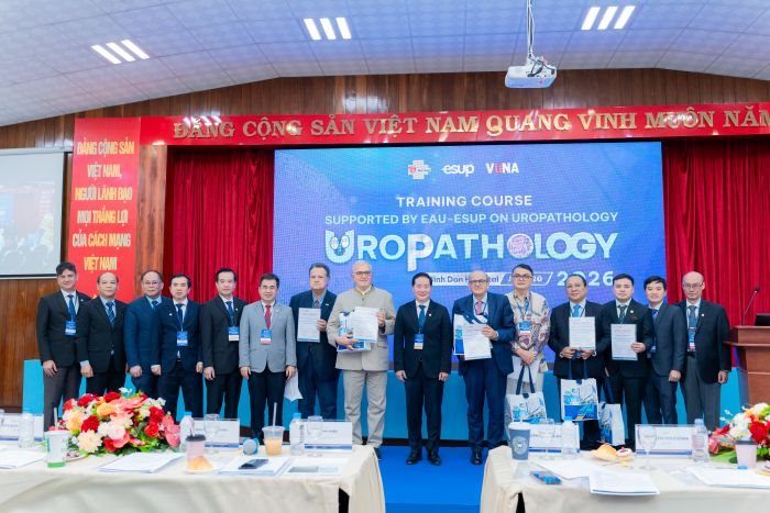 ban-giam-doc-benh-vien-binh-dan-chup-hinh-cung-cac-giao-su(1).jpg