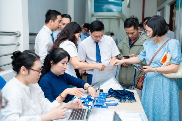 nhieu-bac-si-tham-du-hoi-thao-tap-huan-chuan-chau-au-ve-giai-phau-benh-tiet-nieu-nam-2026(1).jpg