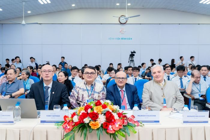 pgs-ts-bs-nguyen-phuc-cam-hoang-bv-binh-dan-va-cac-giao-su-nuoc-ngoai(2).jpg