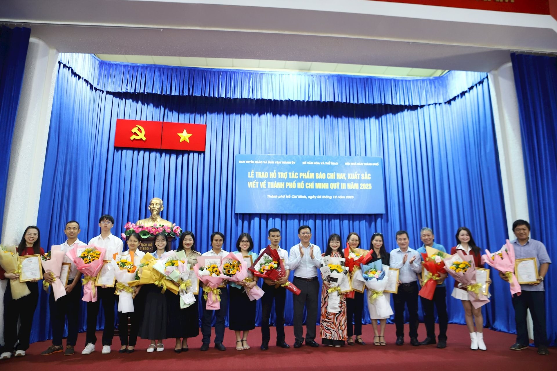hinh-3-ong-nguyen-ngoc-hoi-pho-giam-doc-so-van-hoa-va-the-thao-tp.hcm-cung-nha-bao-duong-vu-thong.jpg