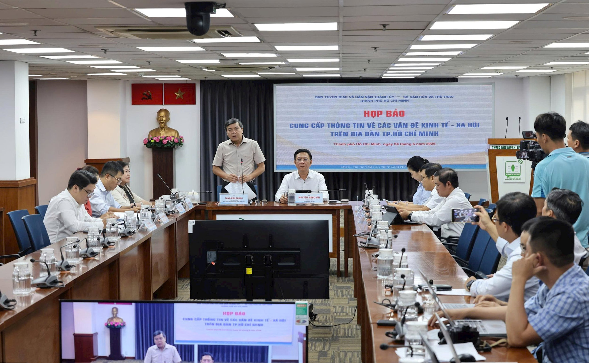 hinh-4-hop-bao-cung-cap-thong-tin-cac-van-de-kinh-te-xa-hoi.jpg