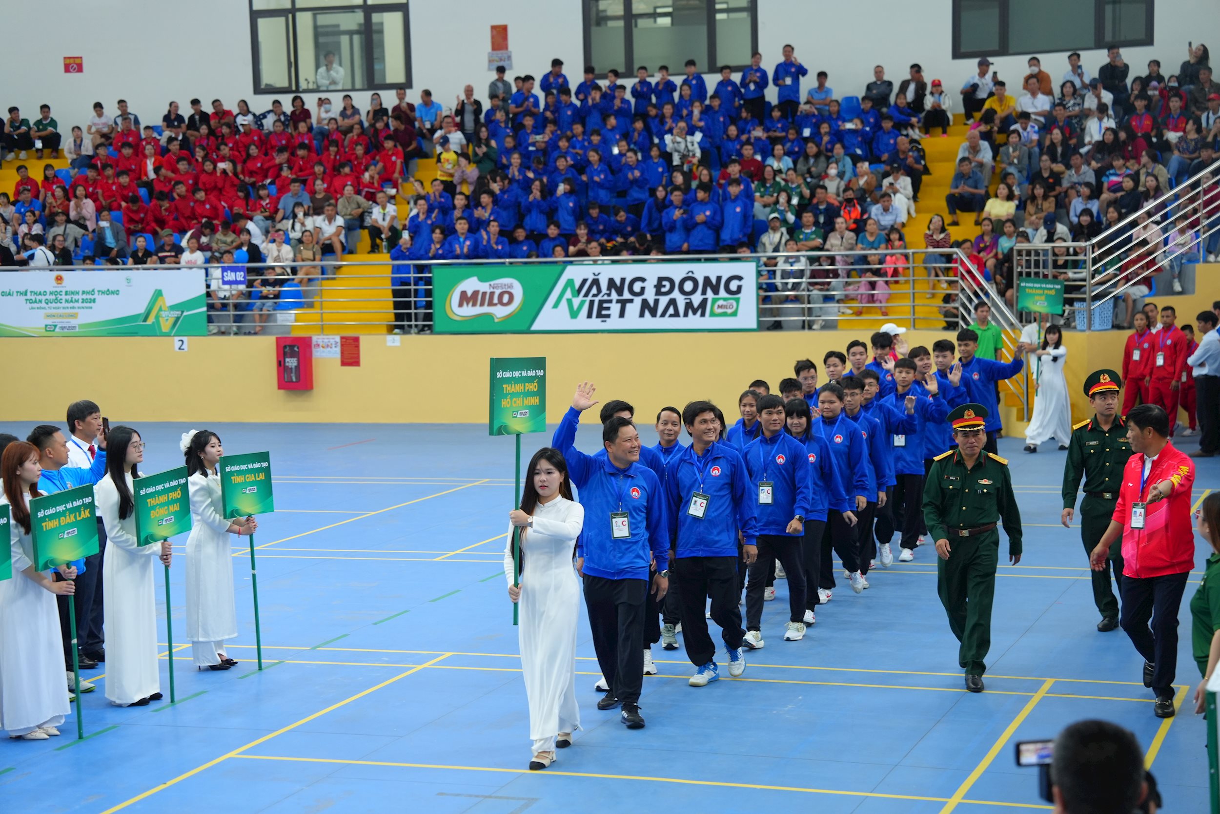 30-doan-the-thao-hoc-sinh-tren-ca-nuoc-quy-tu-tai-buoi-le-khai-mac-.jpg