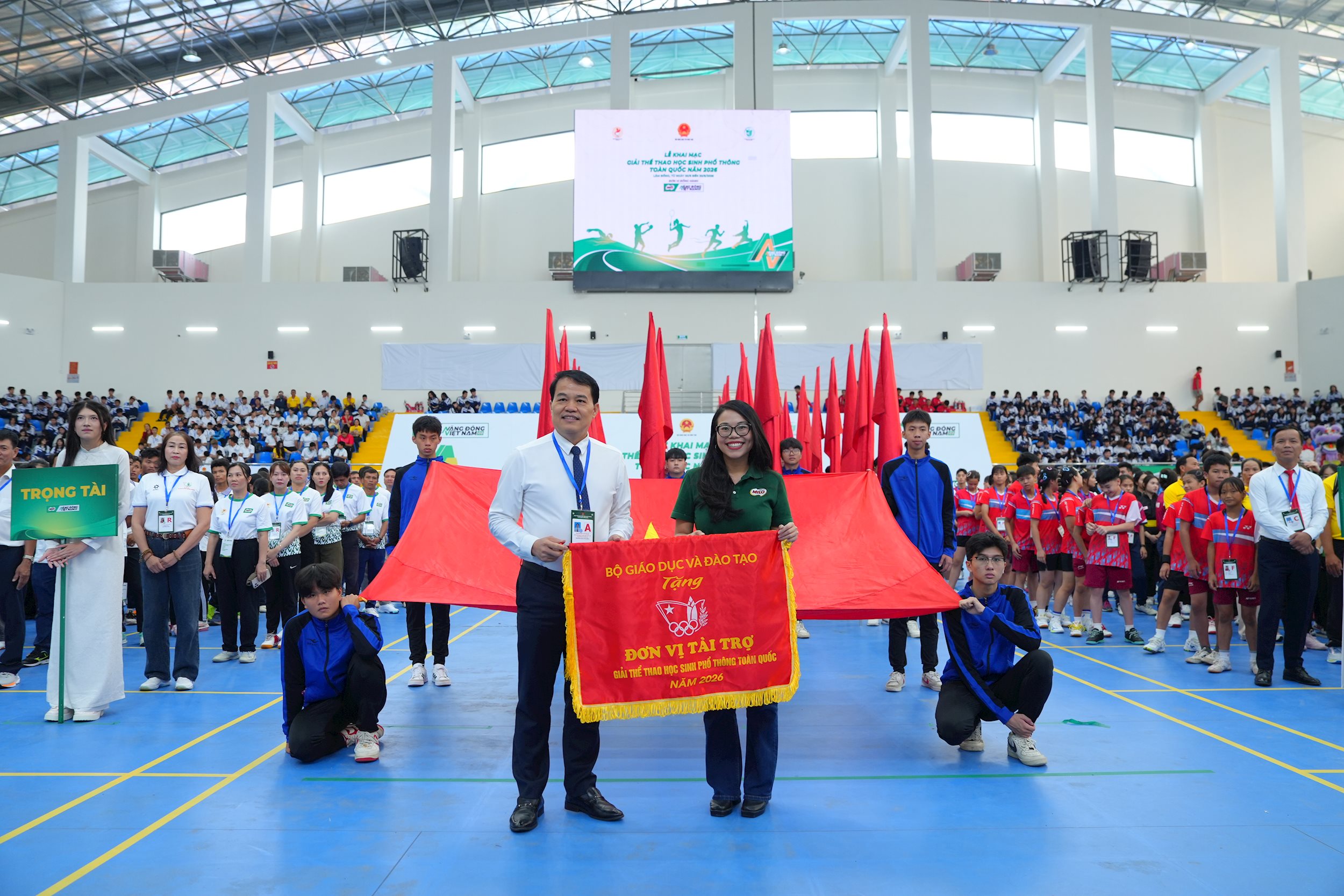 dai-dien-nhan-hang-nestle-milo-va-dai-dien-bo-giao-duc-va-dao-tai-buoi-le-khai-mac-giai-dau.jpg