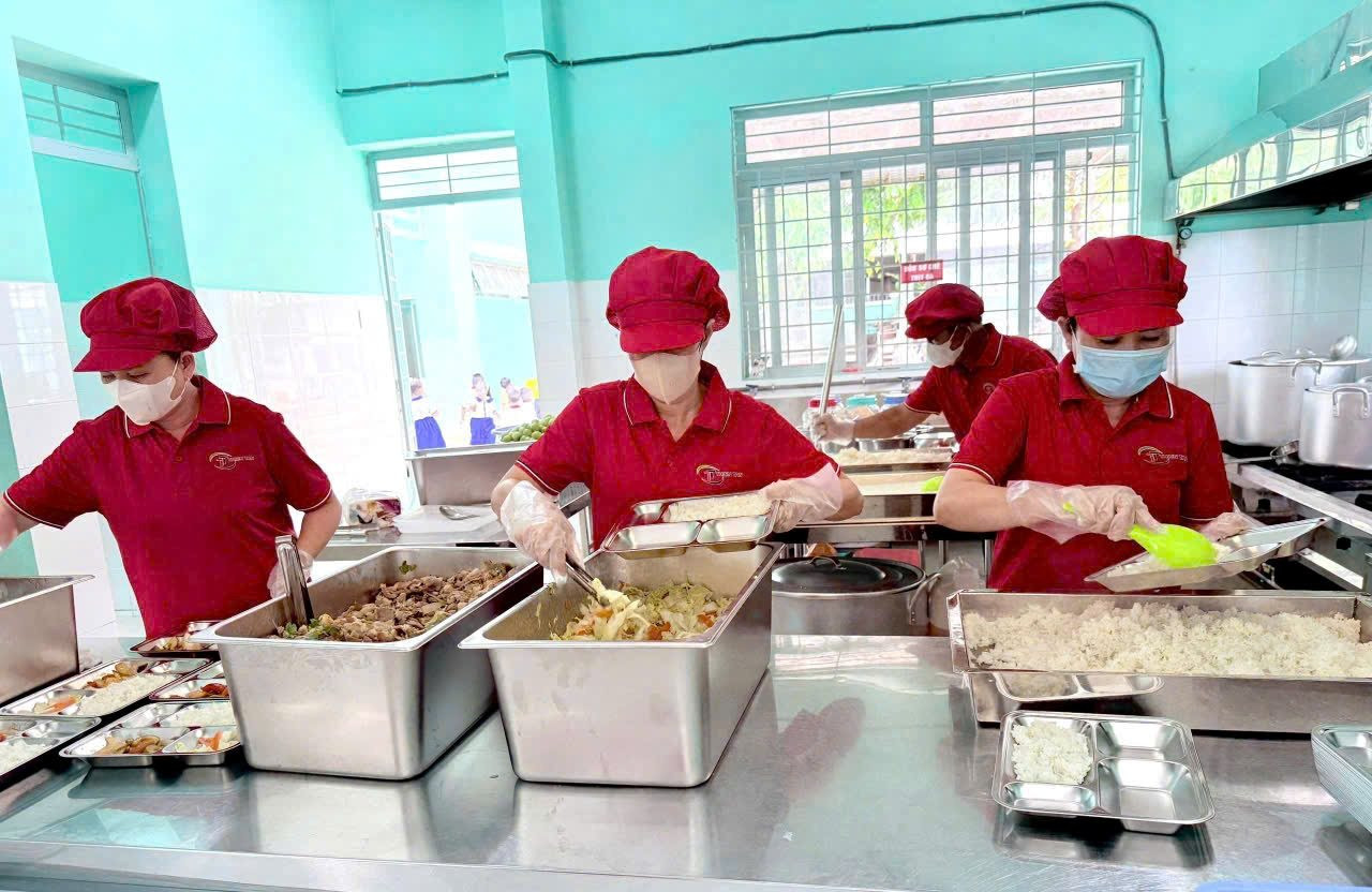 hinh-3-doi-ngu-nhan-su-thien-tan-chuan-bi-cac-suat-an-cong-nghiep-dam-bao-tieu-chuan-an-toan-thuc-pham.jpg
