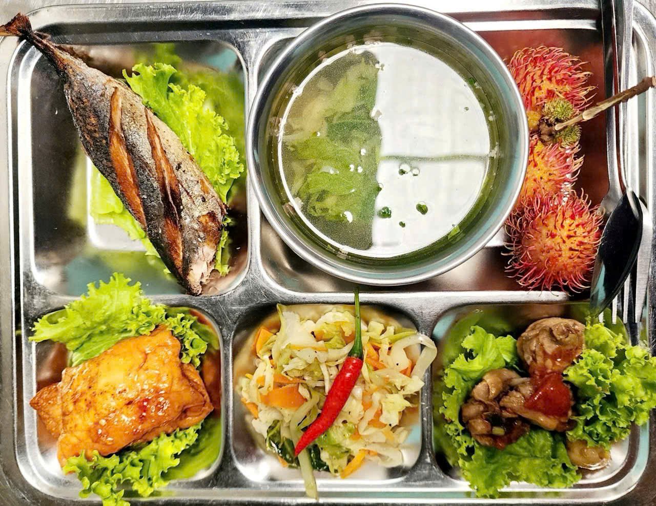 hinh-4-mot-suat-an-danh-cho-cong-nhan-vien.jpg